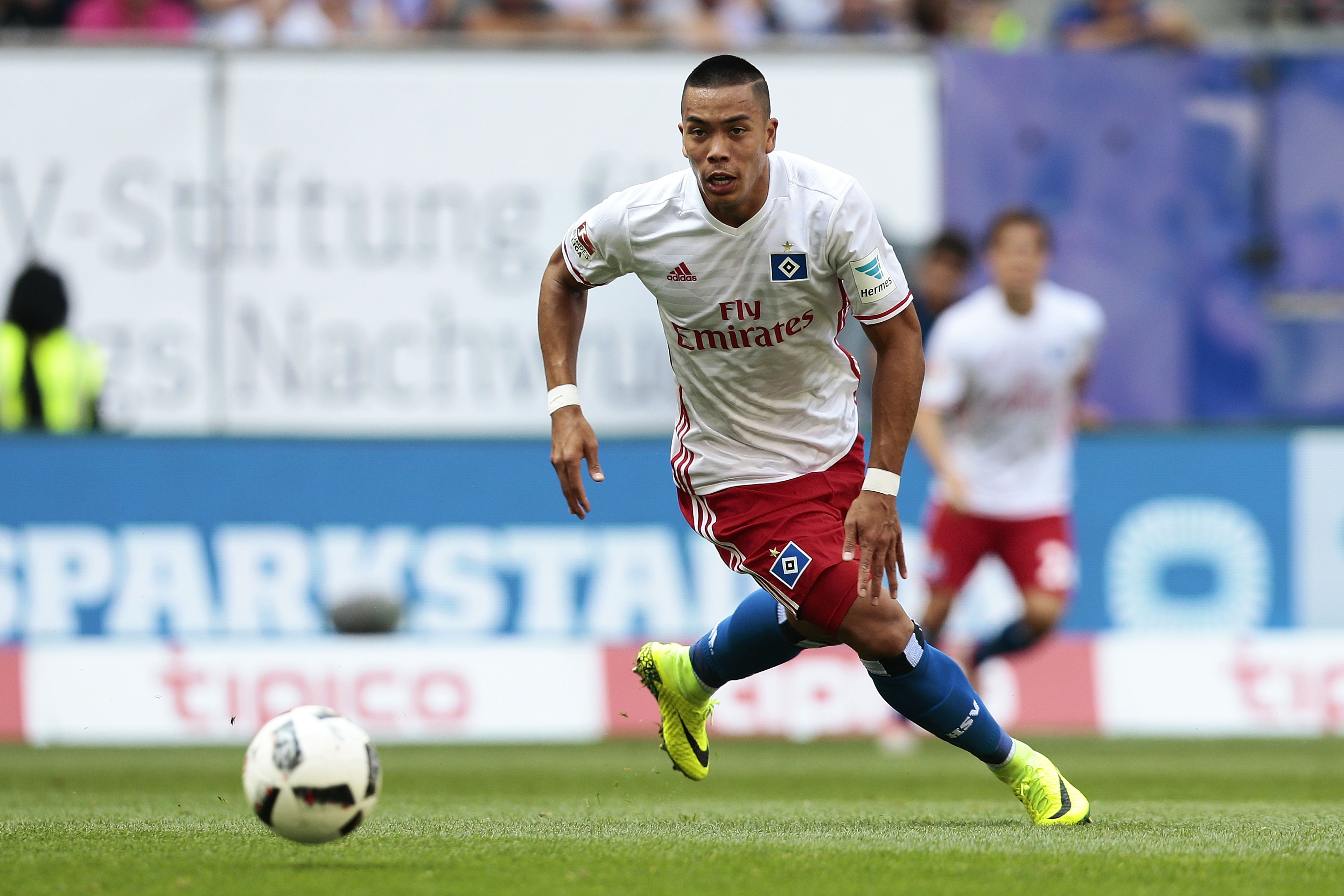 HAMBURG, GERMANY - AUGUST 27: Bobby Wood of Hamburg in action during the Bundesliga match between Hamburger SV and FC Ingolstadt 04 at Volksparkstadion on August 27, 2016 in Hamburg, Germany. (Photo by Oliver Hardt/Bongarts/Getty Images)