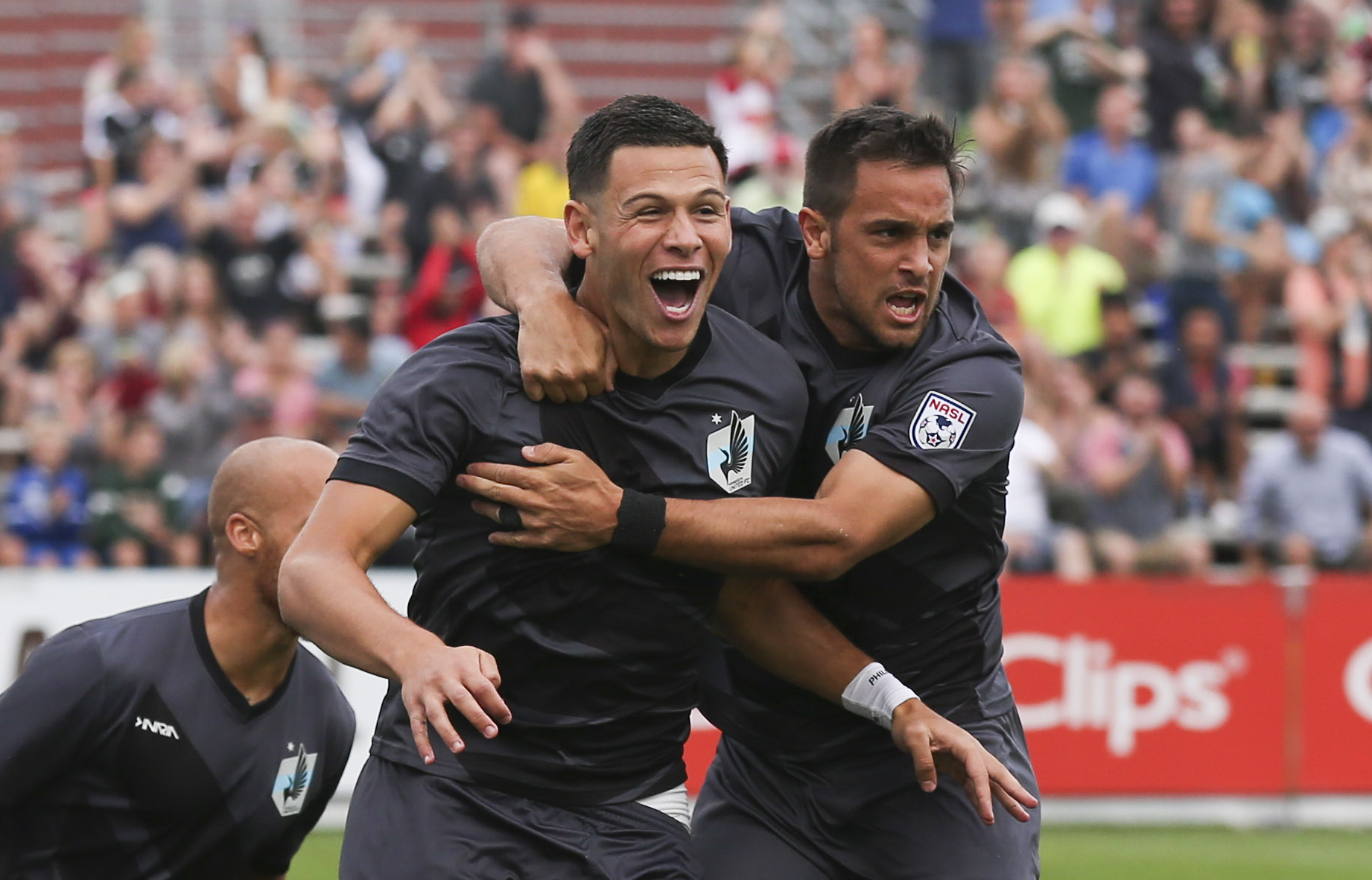 christian-ramirez-minnesota-united-celebrating