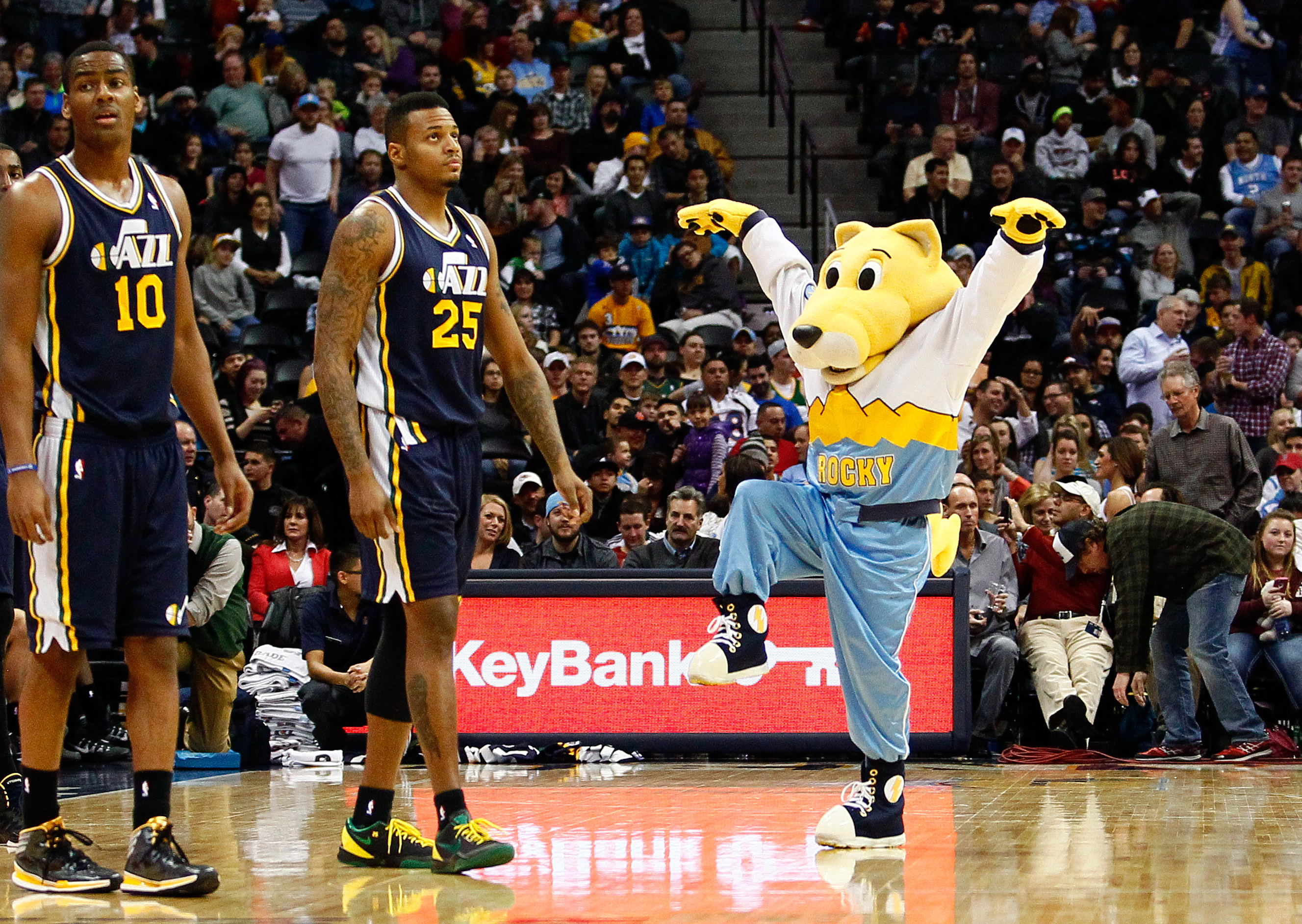 Nuggets mascot surprises the team by appearing at Republican rally | For  The Win