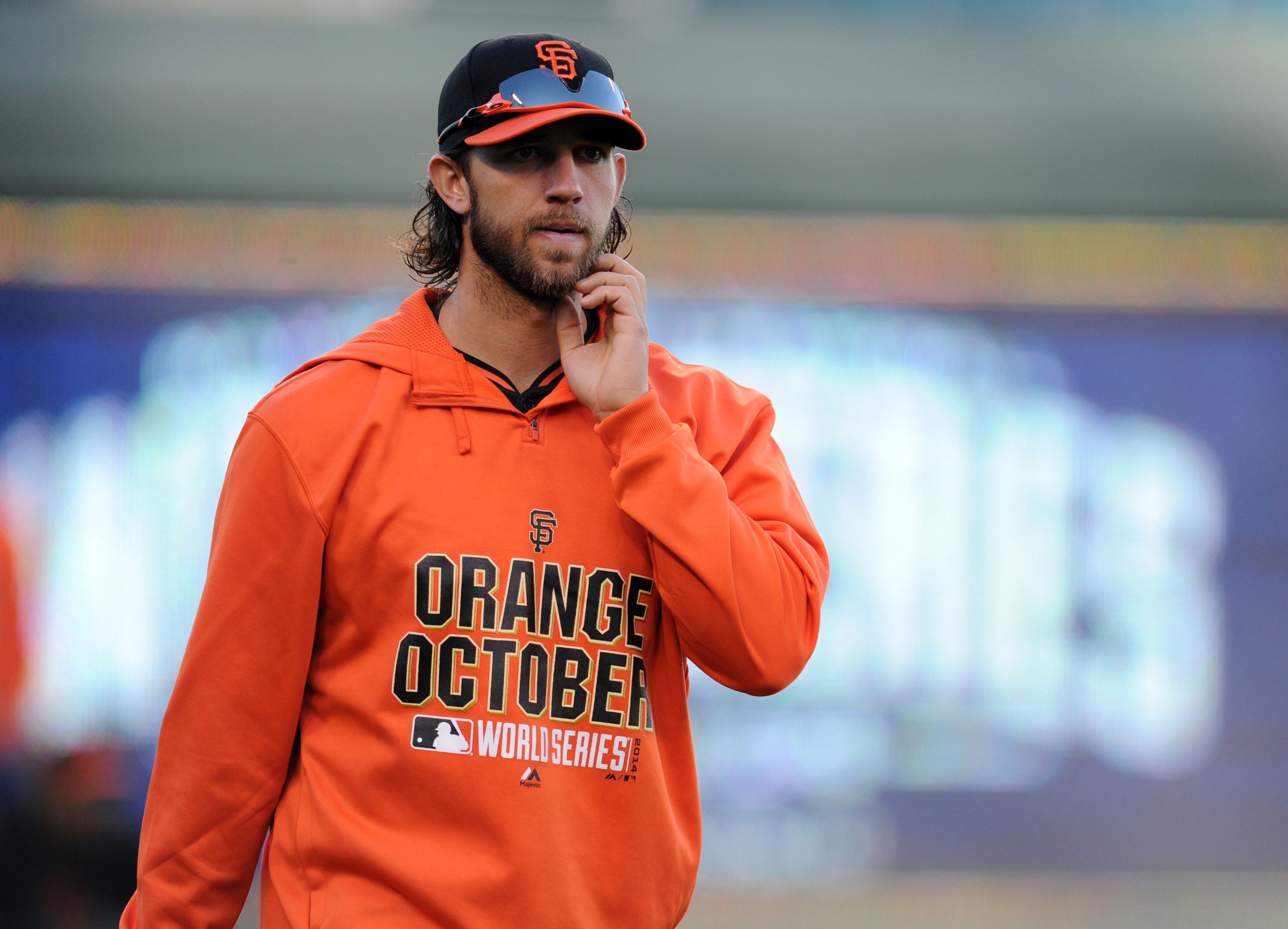 Madison Bumgarner's wife plays catch with him on his off days