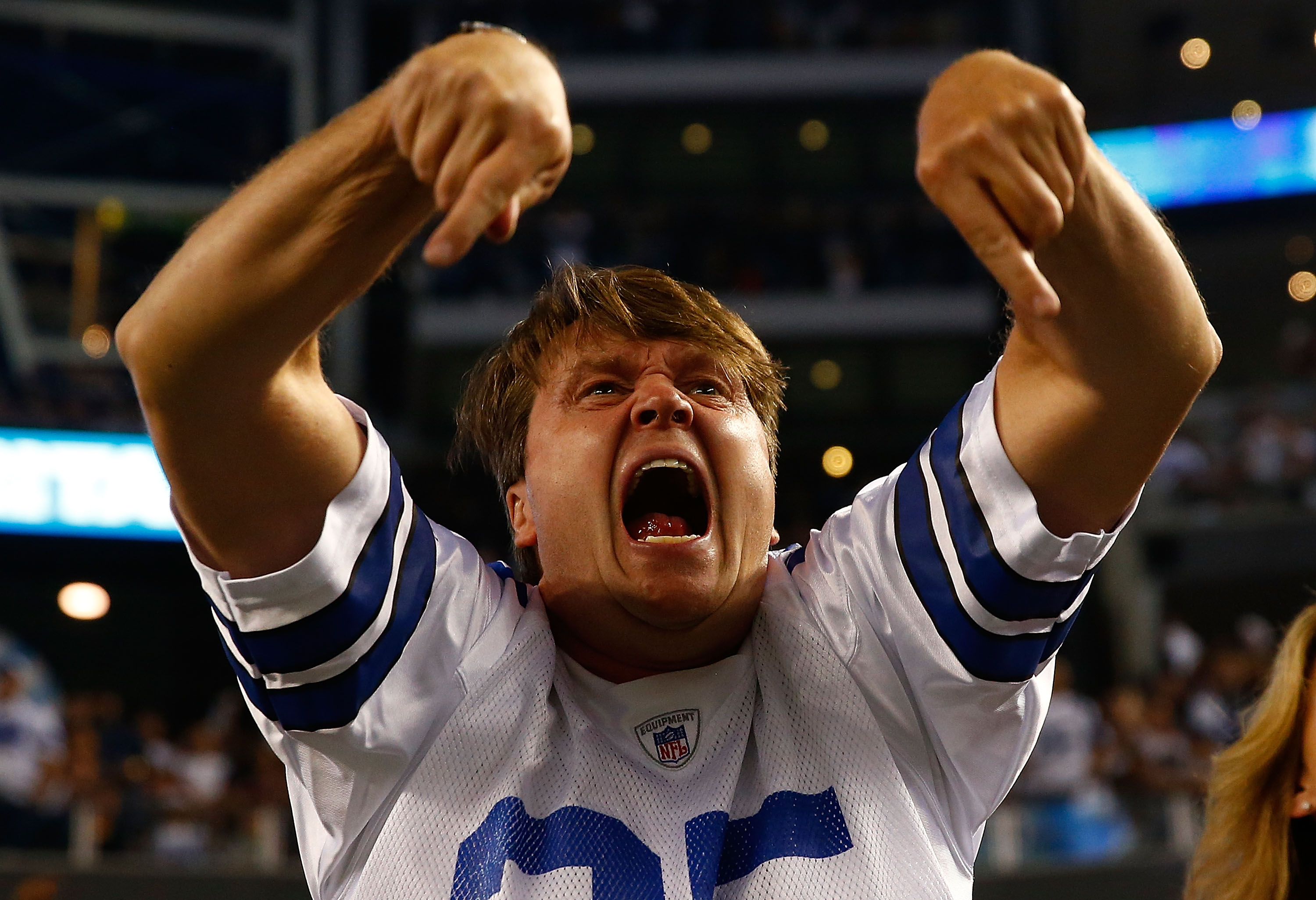 Cowboys vs 49ers: Dallas fans throw trash at the refs after