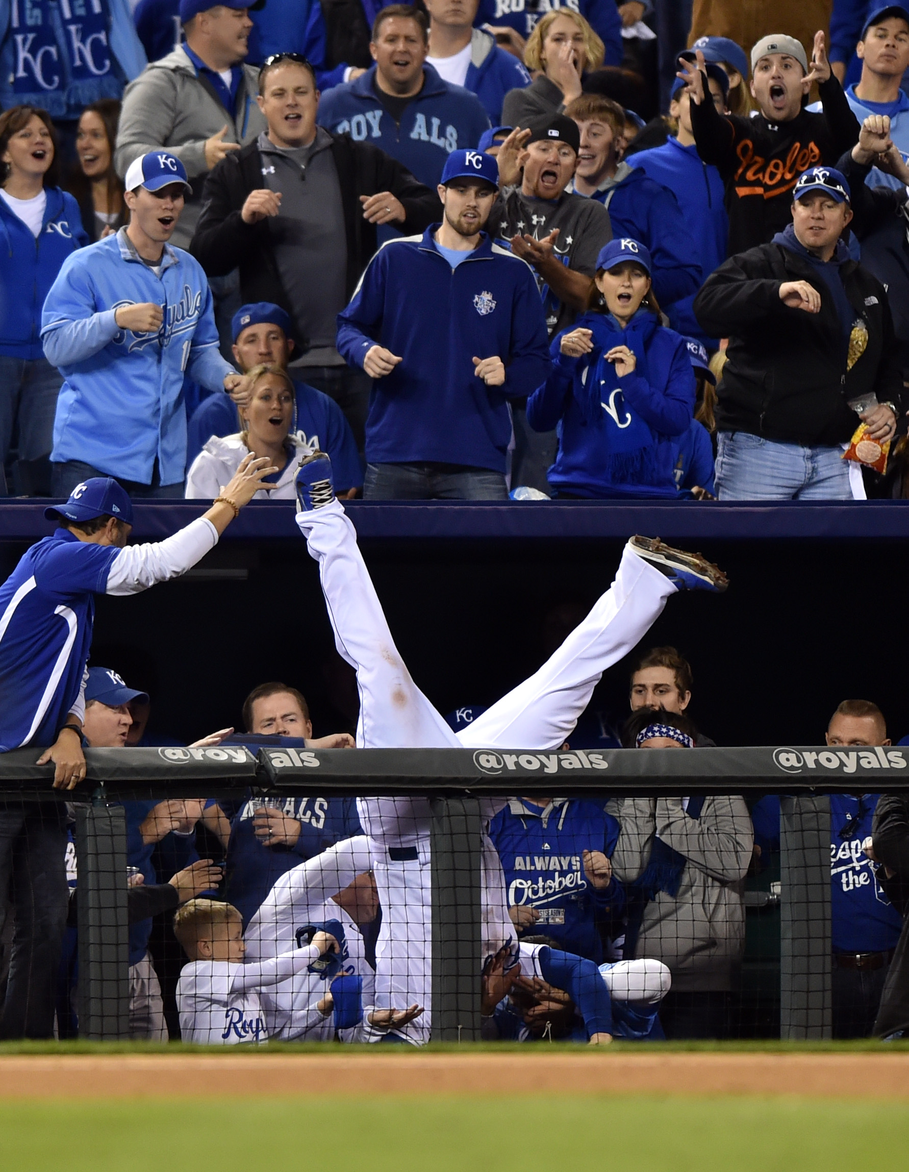 Mike Moustakas kills Mets rally with brilliant diving stop in Game 1