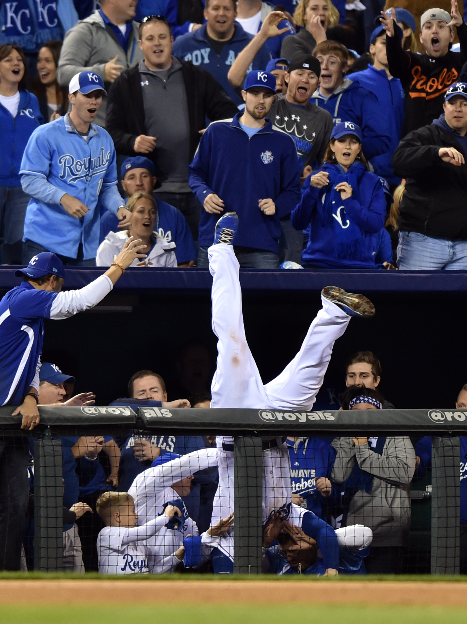 Mike Moustakas kills Mets rally with brilliant diving stop in Game 1