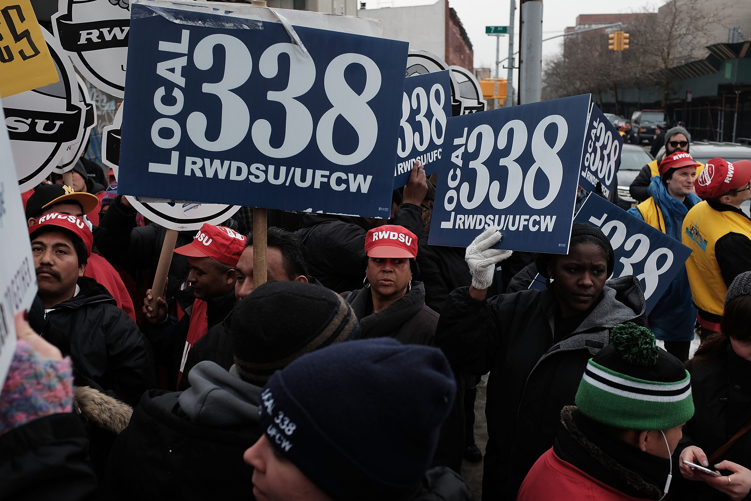 Union workers picketing outside a car wash in Brooklyn. (PHOTO: Spencer Platt/Getty Images)