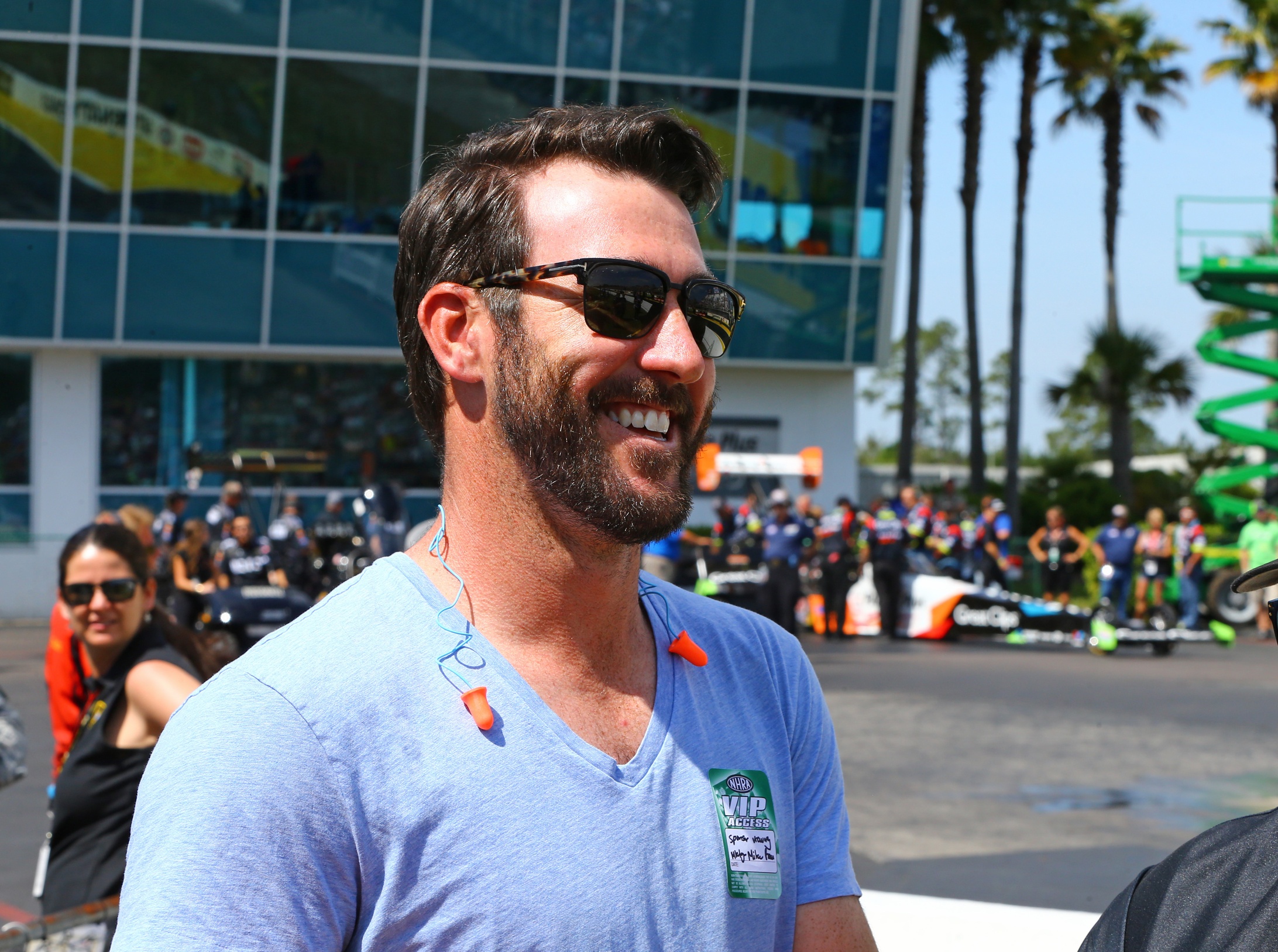 Justin Verlander surprises unsuspecting fan in line at Starbucks