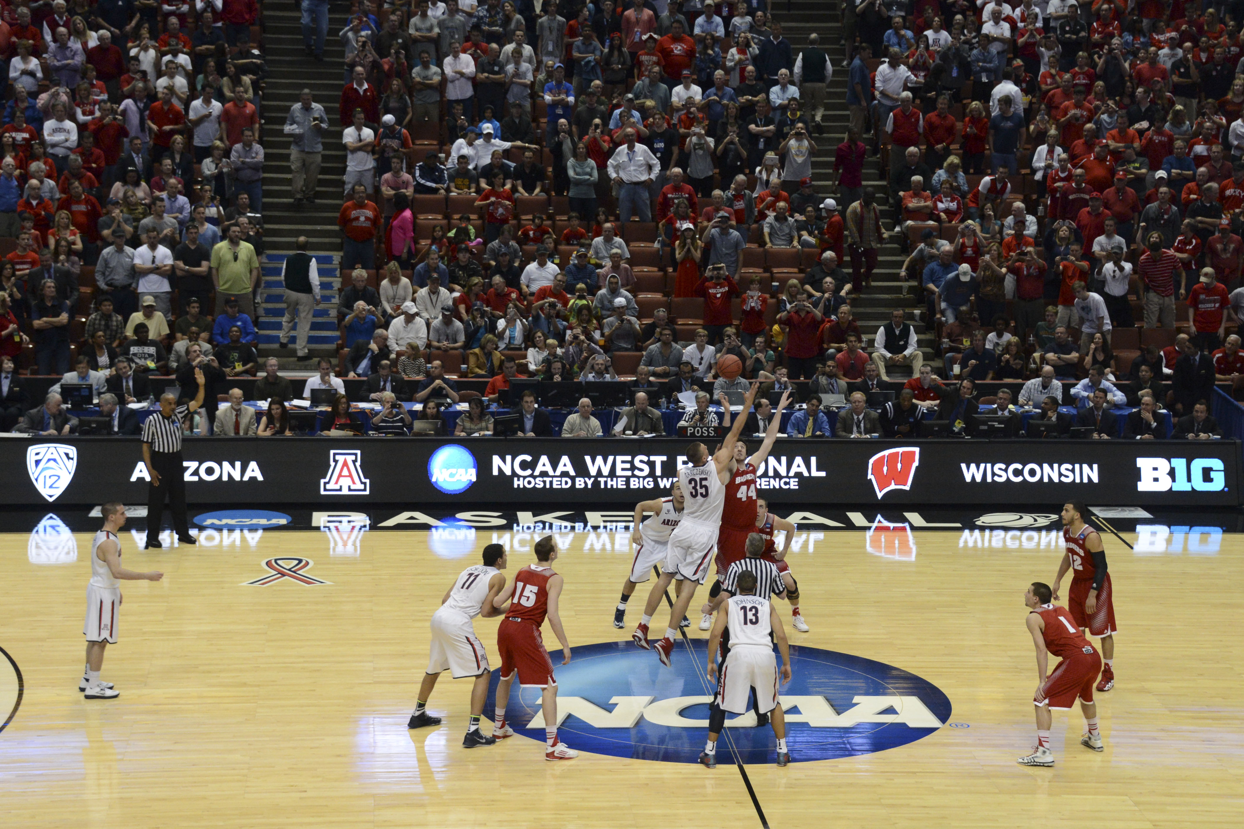 Tip-off in last year's regional final. (USA TODAY Sports Images)