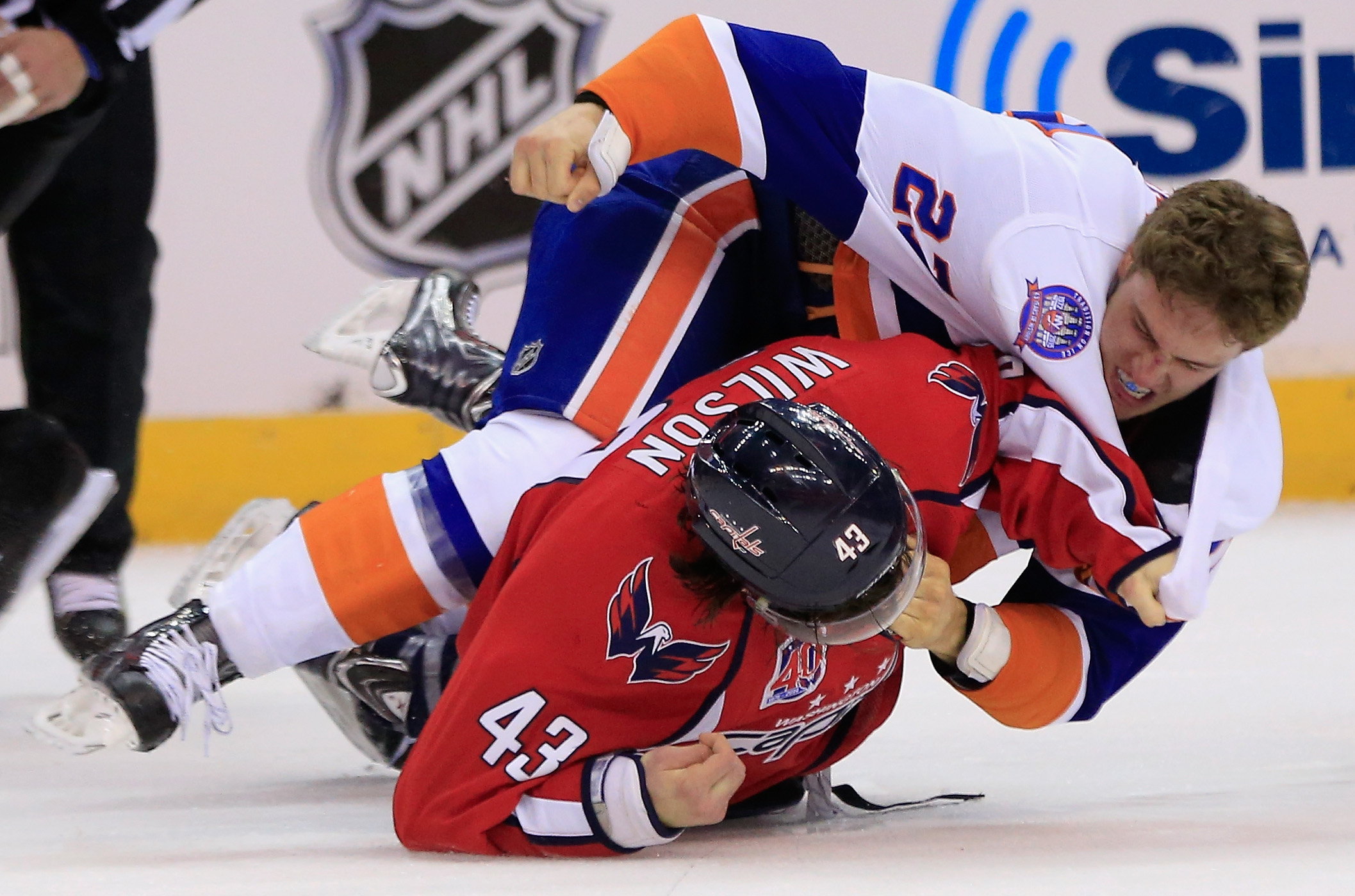 Islanders' Anders Lee goes after Capitals' Tom Wilson for controversial hit  | For The Win