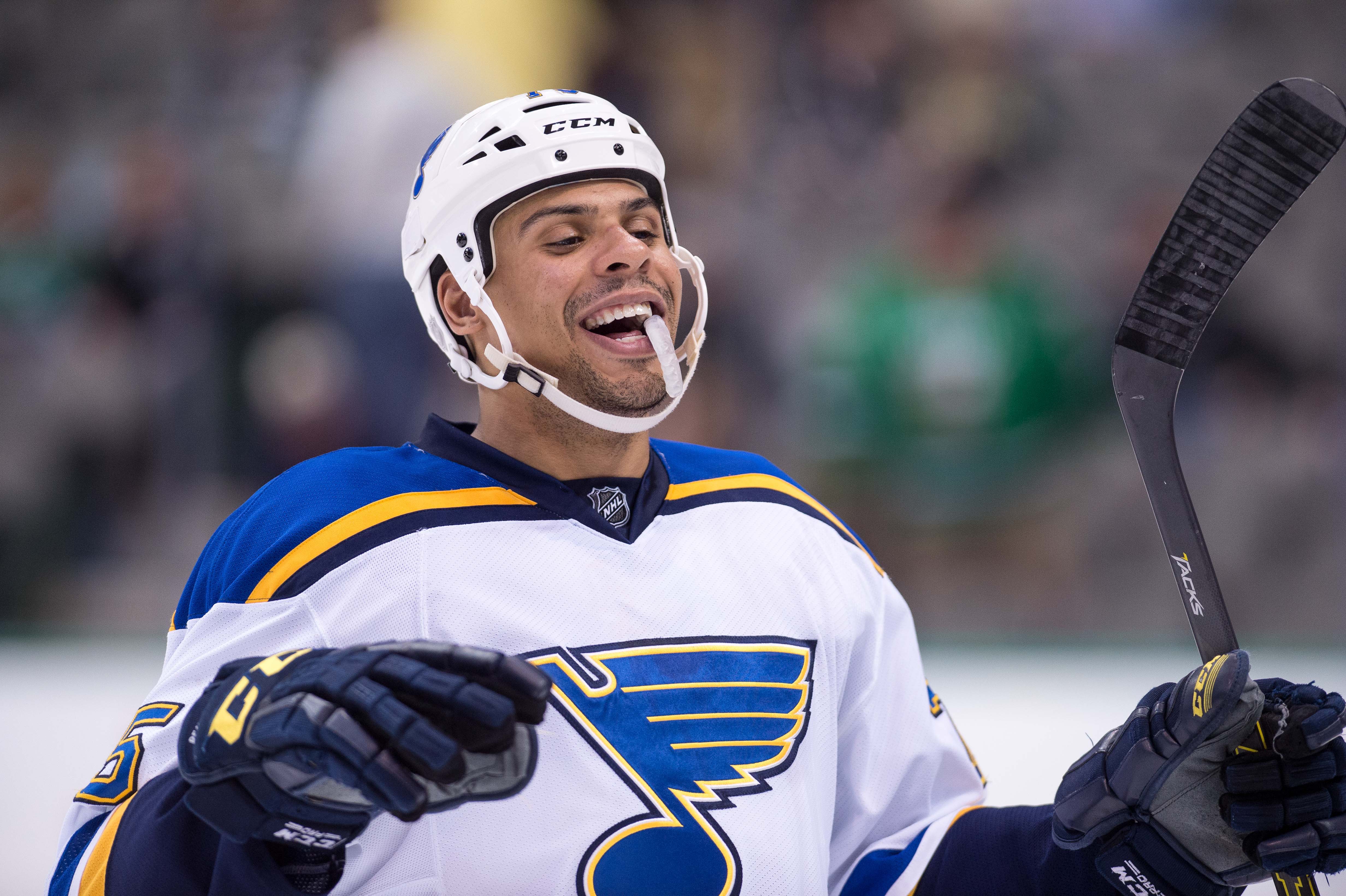 Blues' Ryan Reaves pulls his own tooth out after a massive hit from Hawks'  Brent Seabrook - The Hockey News