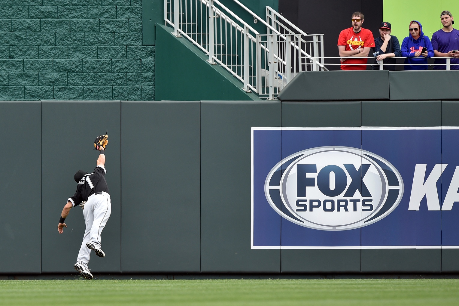 White Sox outfielder Adam Eaton goes hard into the fence (GIF)