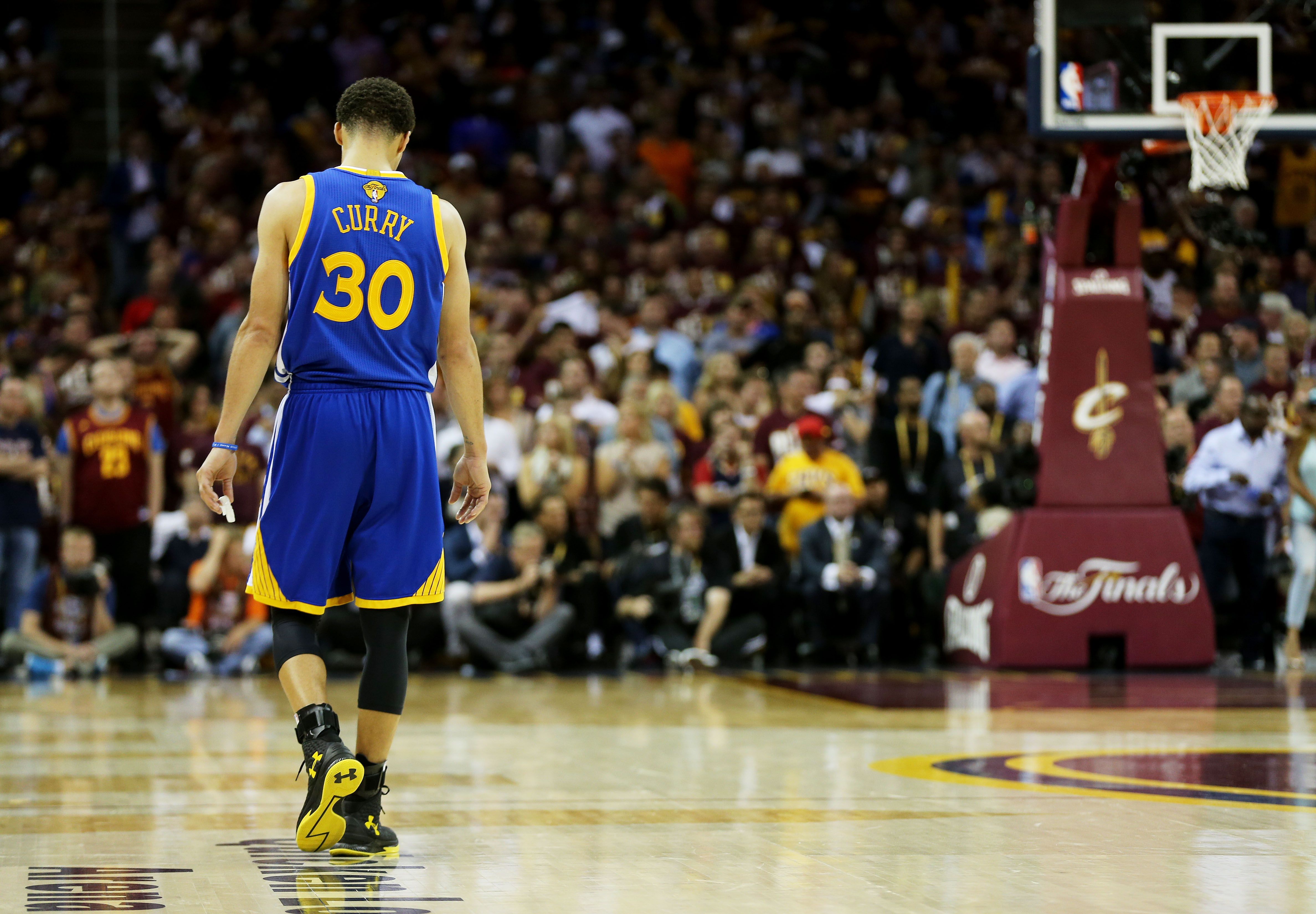 Witness the unbearable sadness of Steph Curry after Game 3 loss | For The  Win