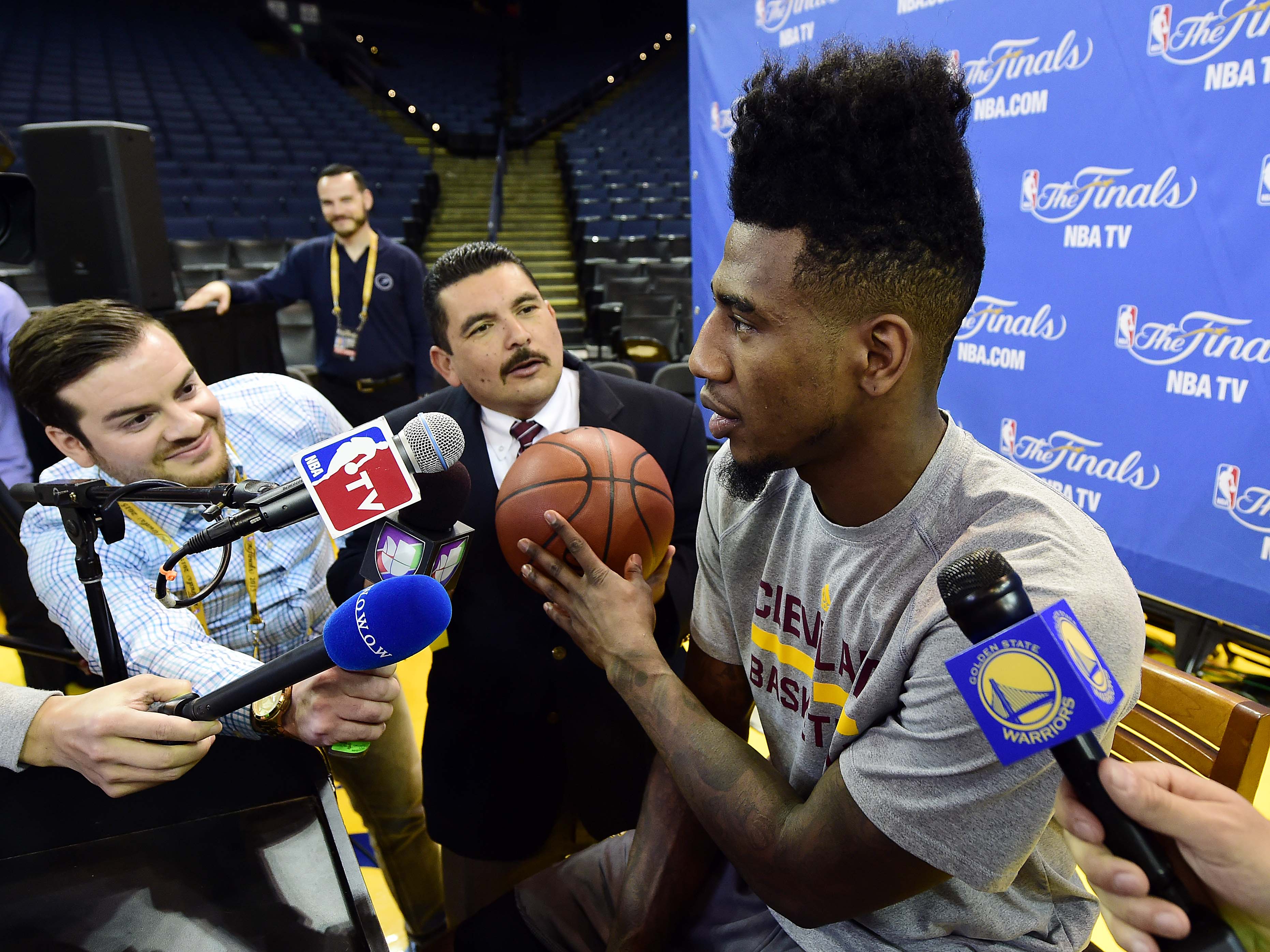 Iman Shumpert cuts his high top fade