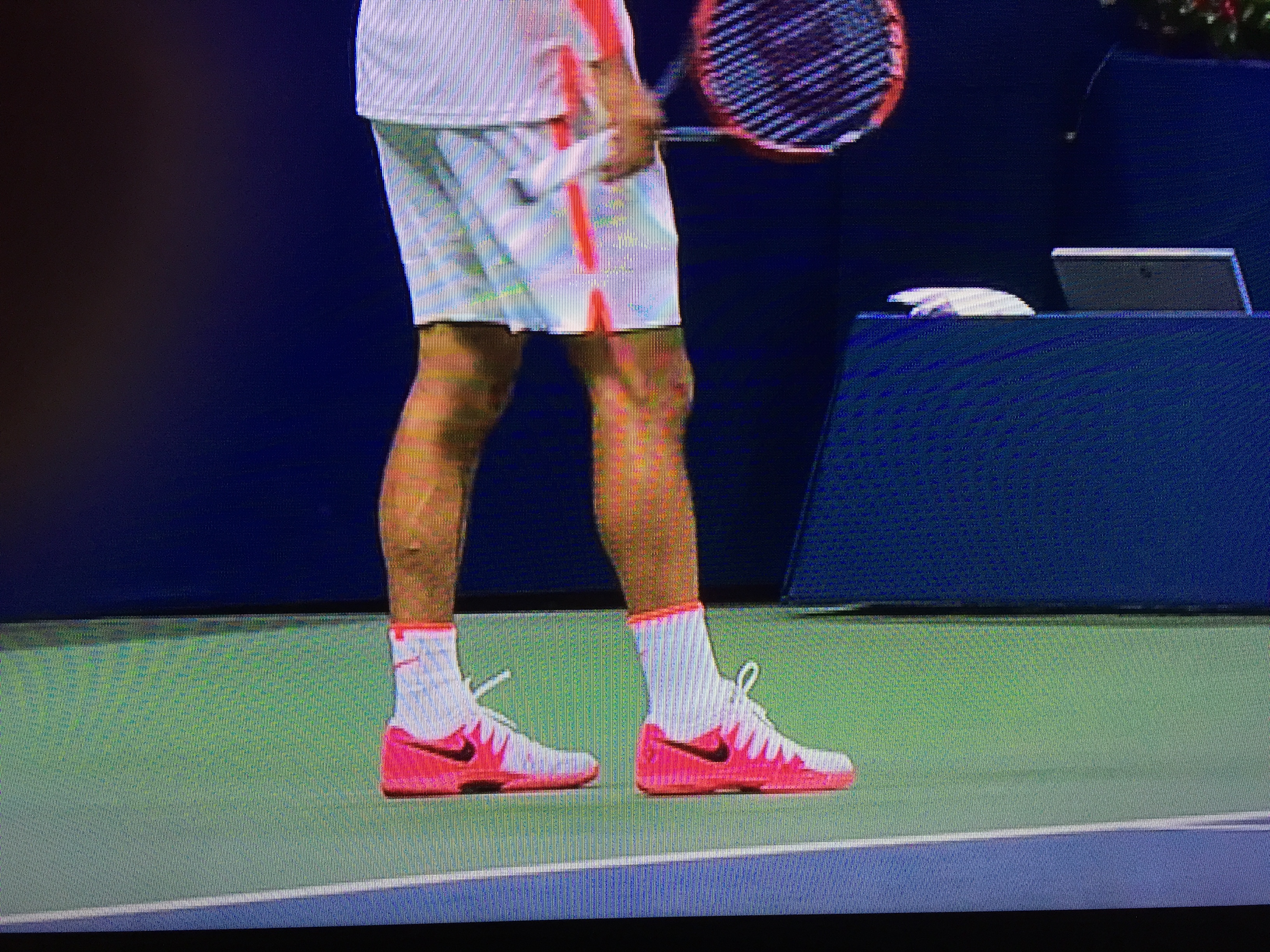 entrenador sextante Nube Roger Federer's pink Nike shoes were pretty, pretty ugly | For The Win