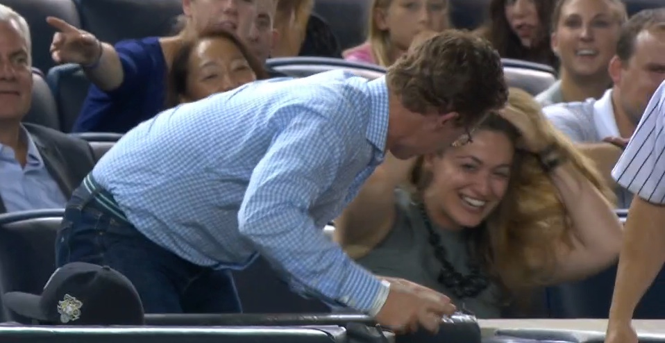 Sad Yankees fan gets three chances to catch a foul ball and misses