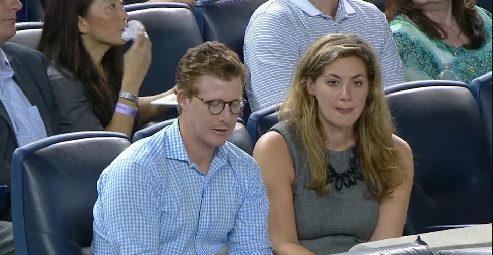 Sad Yankees fan gets three chances to catch a foul ball and misses