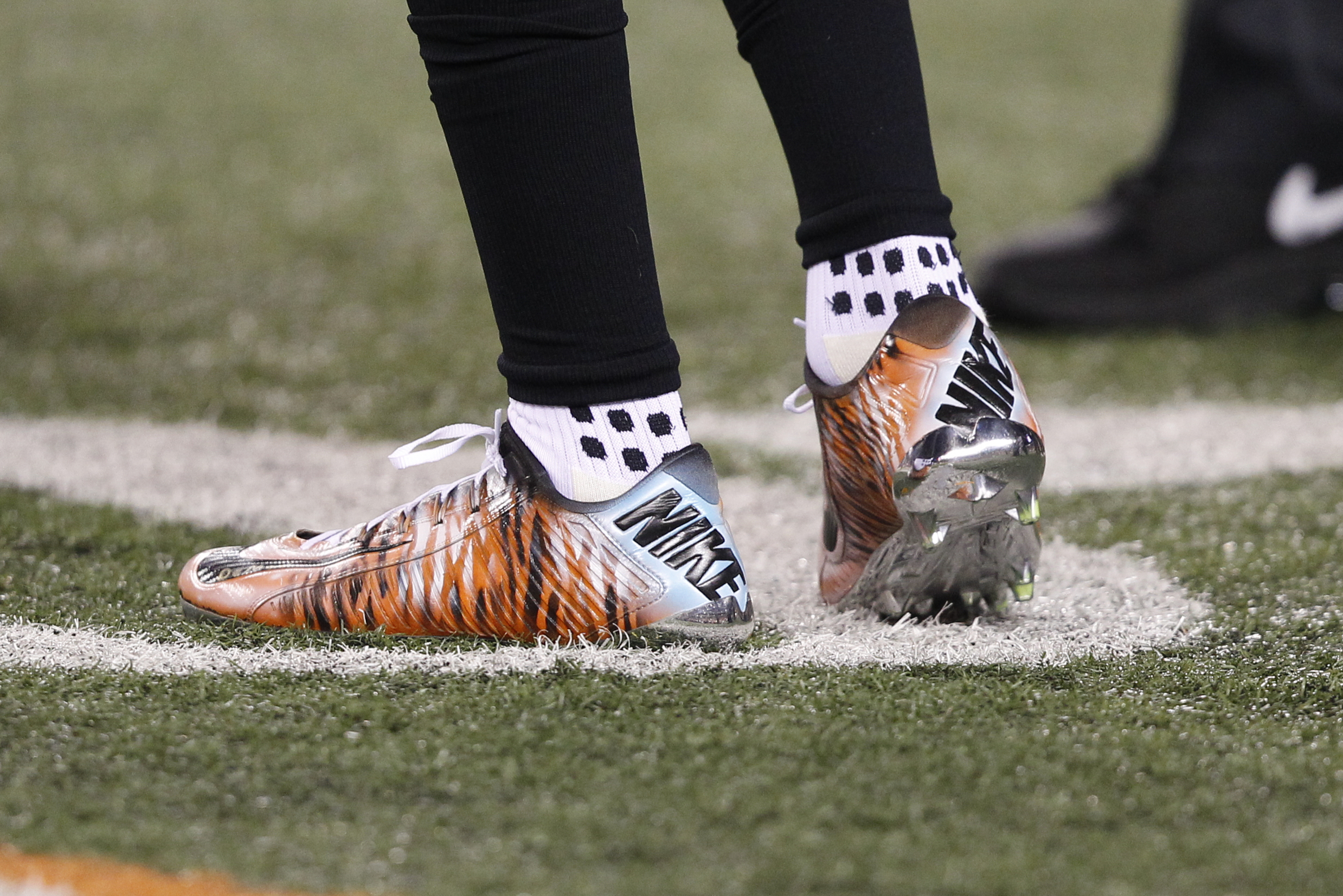 PHOTO: Bengals' Mohamed Sanu shows off custom Joker cleats