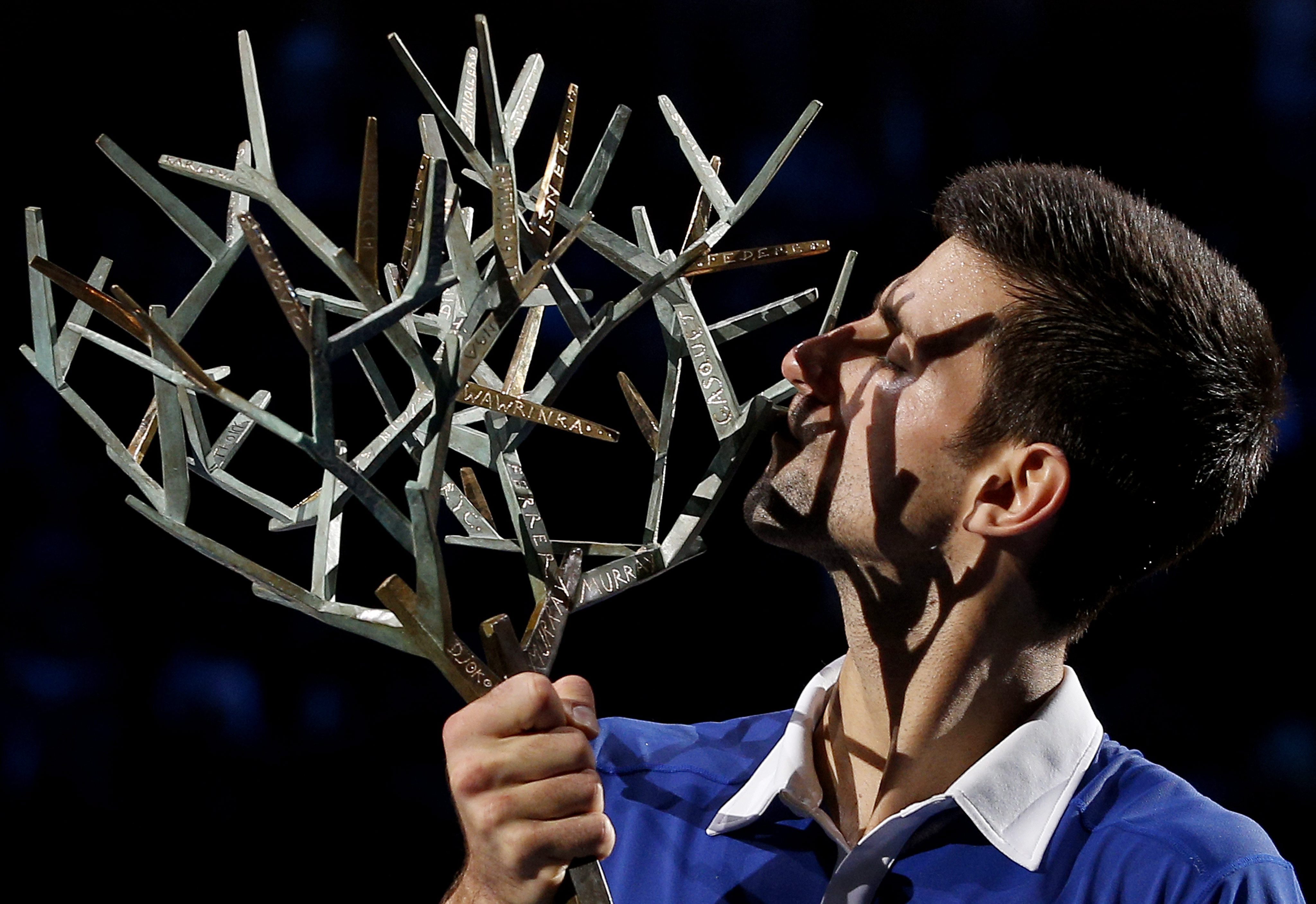 epa05016980 Novak Djokovic of Serbia celebrates with the trophy after winning the final match against Andy Murray of Great Britain at the BNP Paribas 2015 Masters tennis tournament in Paris, France, 08 November 2015. EPA/YOAN VALAT ORG XMIT: VAL122