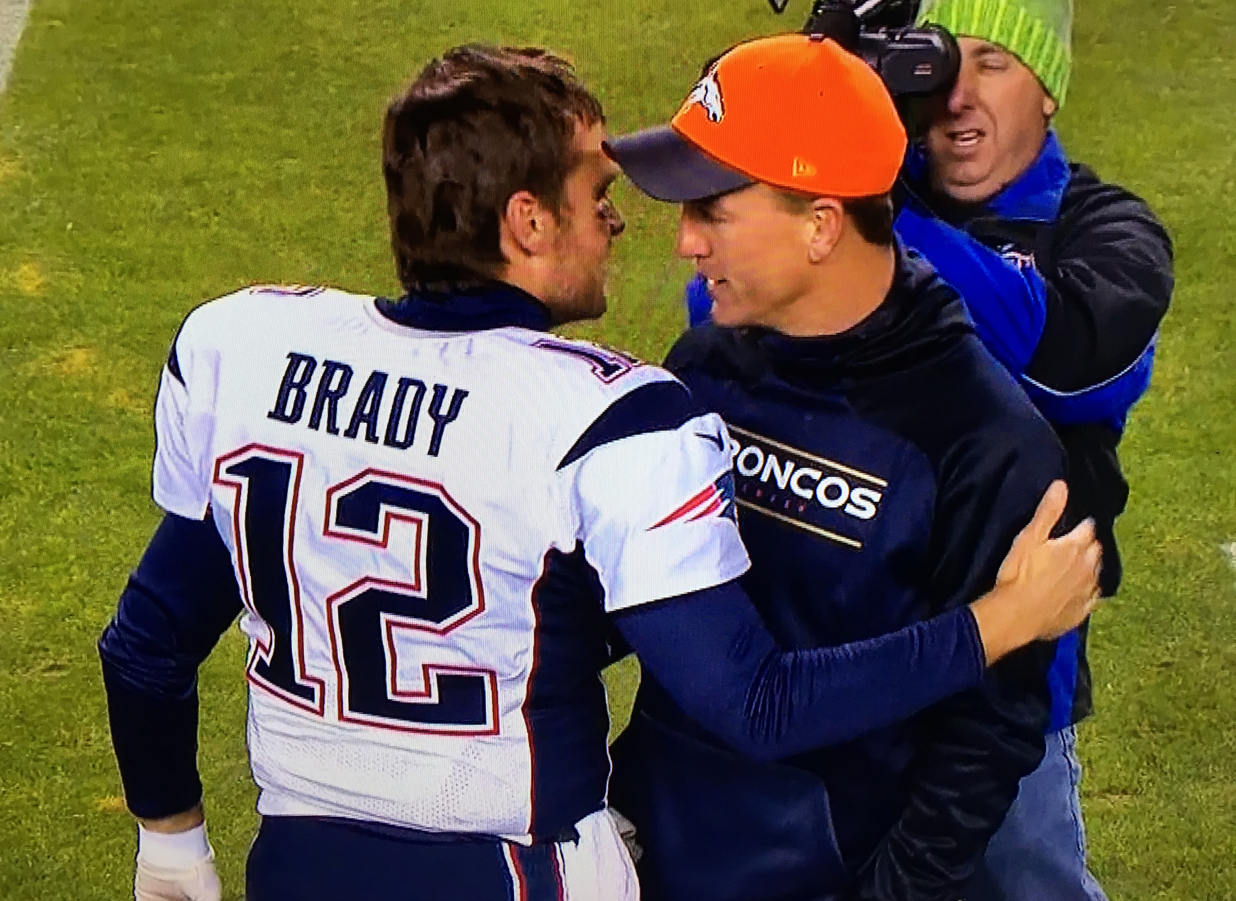 Tom Brady and Peyton Manning shared a super-awkward pregame hug | For ...