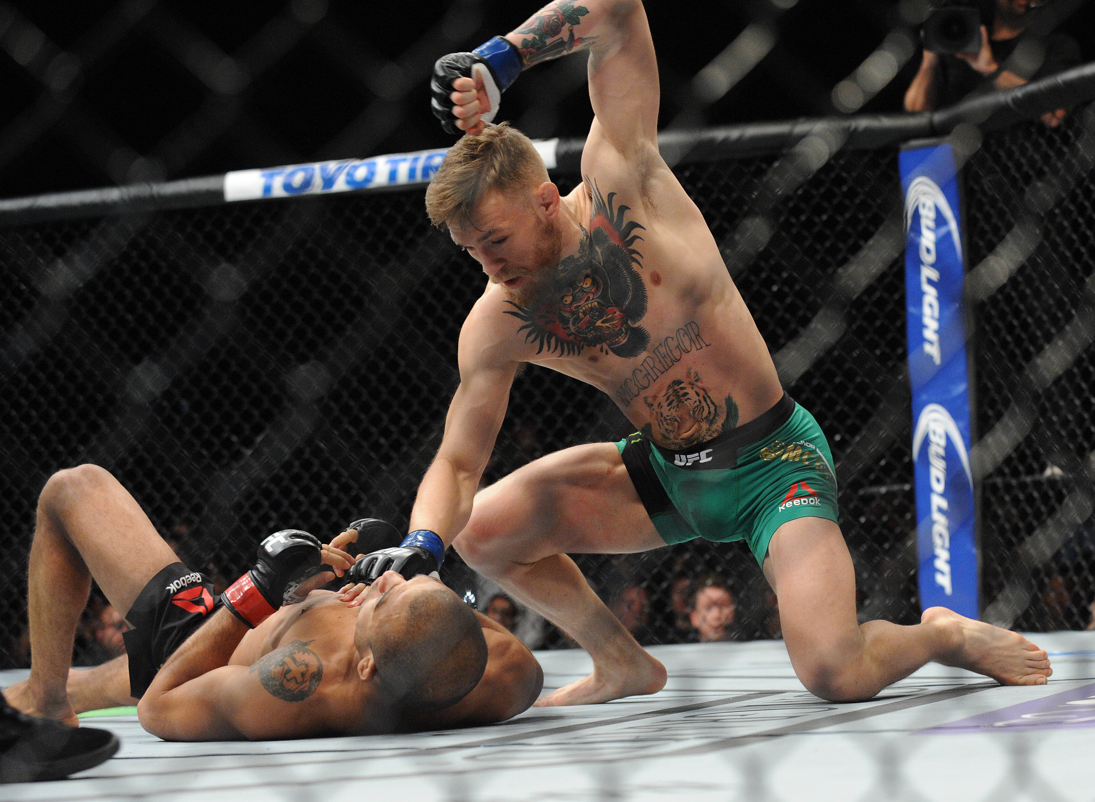 Bløde Formen ciffer Conor McGregor knocks out José Aldo in 13 seconds with one stunning punch |  For The Win