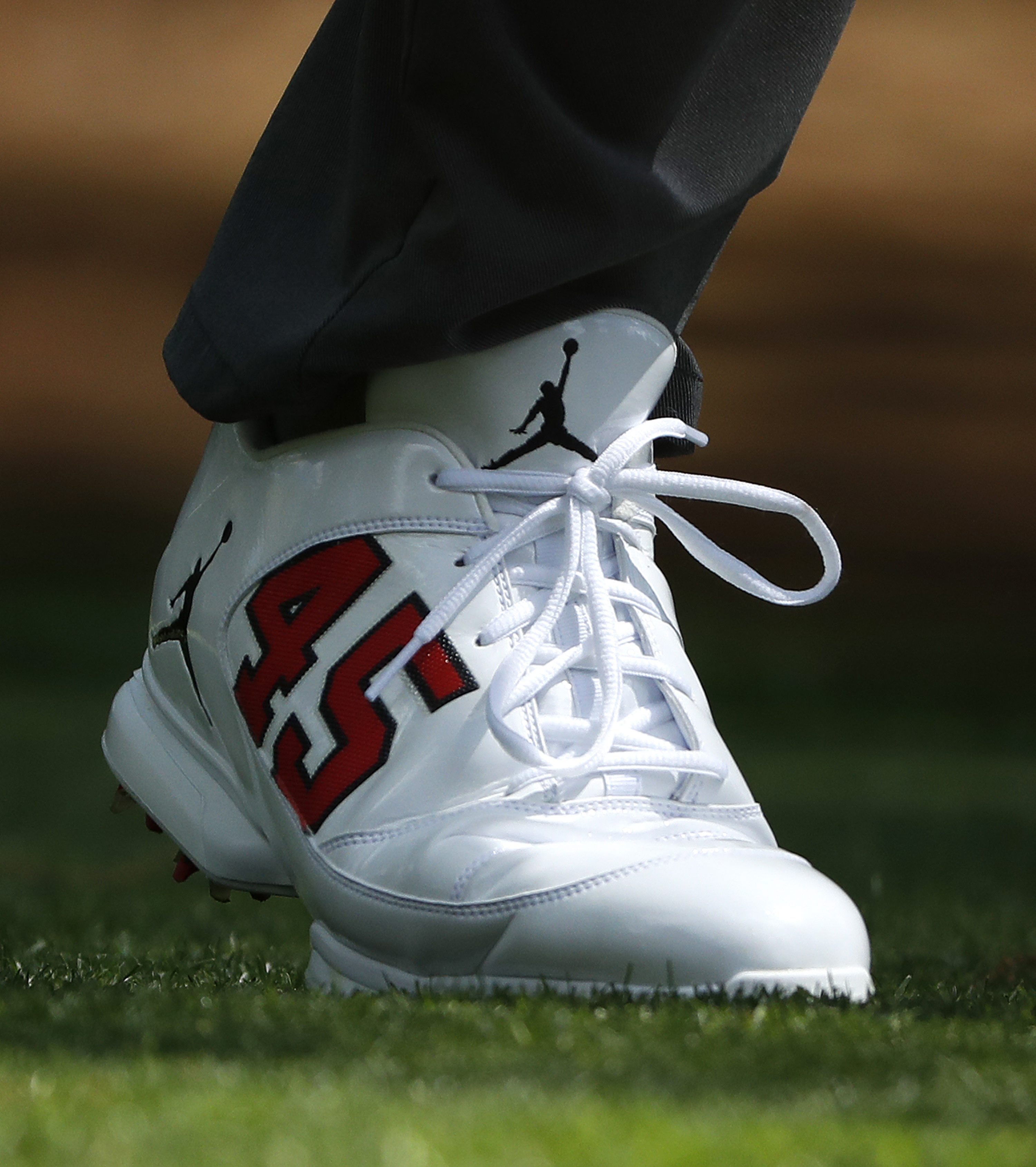 Keegan Bradley is rocking an awesome pair of Jordan golf shoes at the