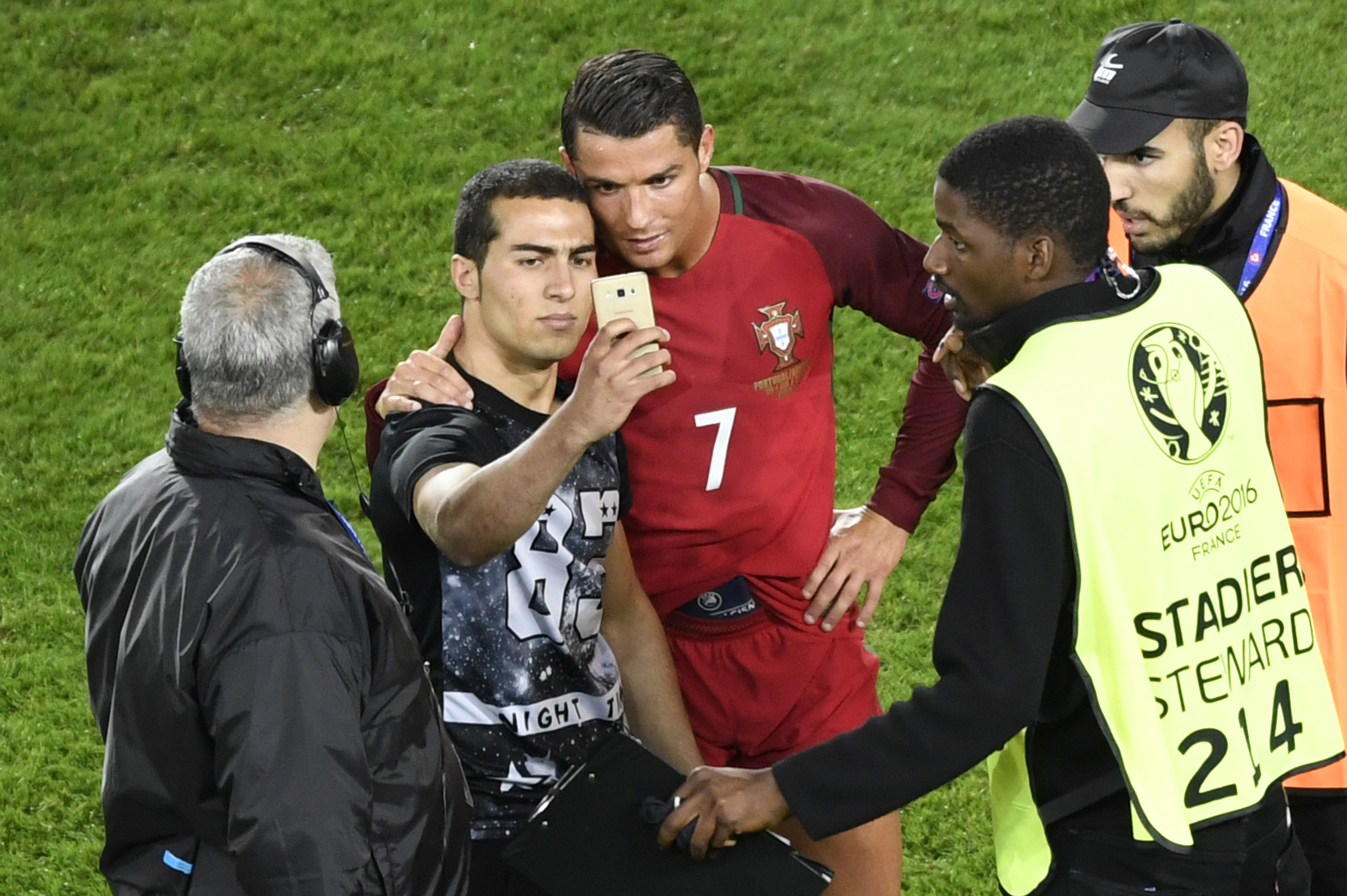 Daily Football — Cristiano Ronaldo takes a selfie with a fan at