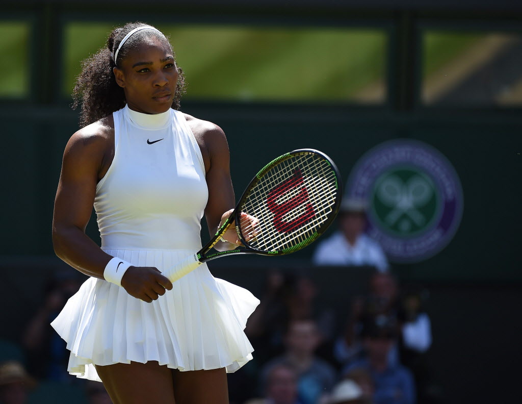 epa05412705 Serena Williams of the US plays Elena Vesnina of Russia in their semi final match during the Wimbledon Championships at the All England Lawn Tennis Club, in London, Britain, 07 July 2016. EPA/ANDY RAIN EDITORIAL USE ONLY/NO COMMERCIAL SALES