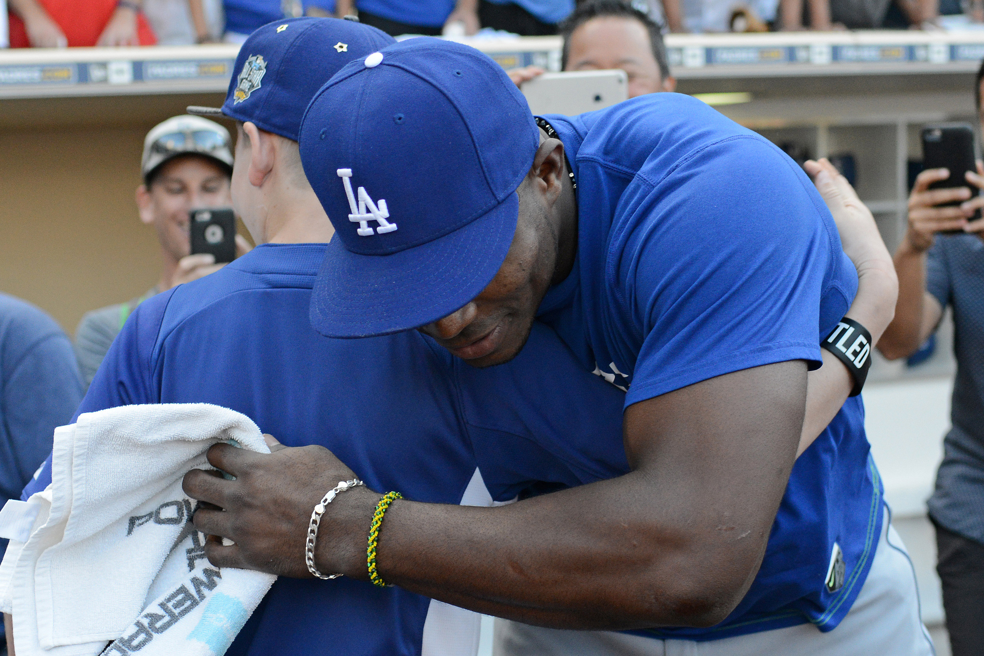 Young Dodgers fan does 50 push-ups for Yasiel Puig's bat