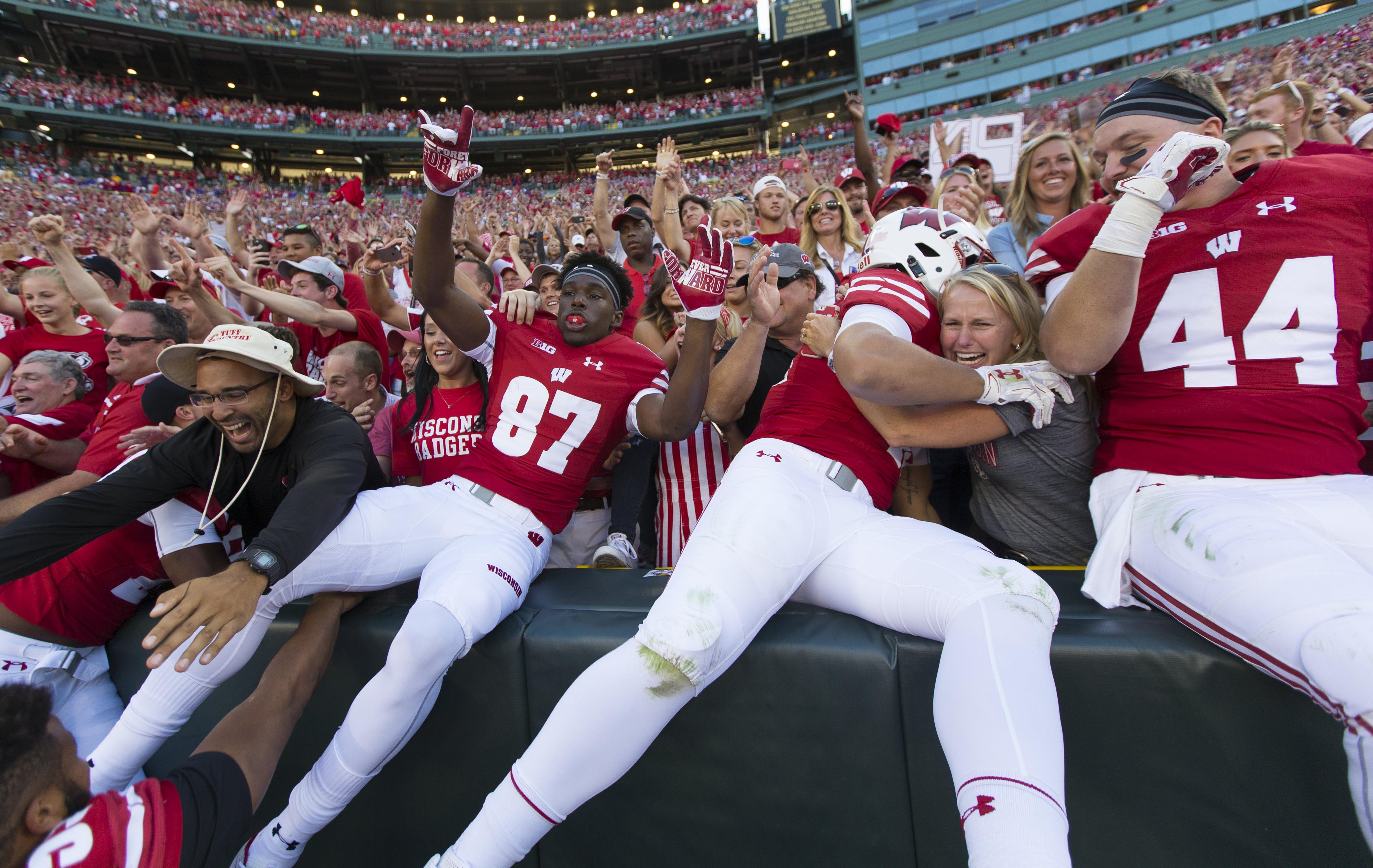 Lambeau Field welcomes LSU, Wisconsin in historic college football