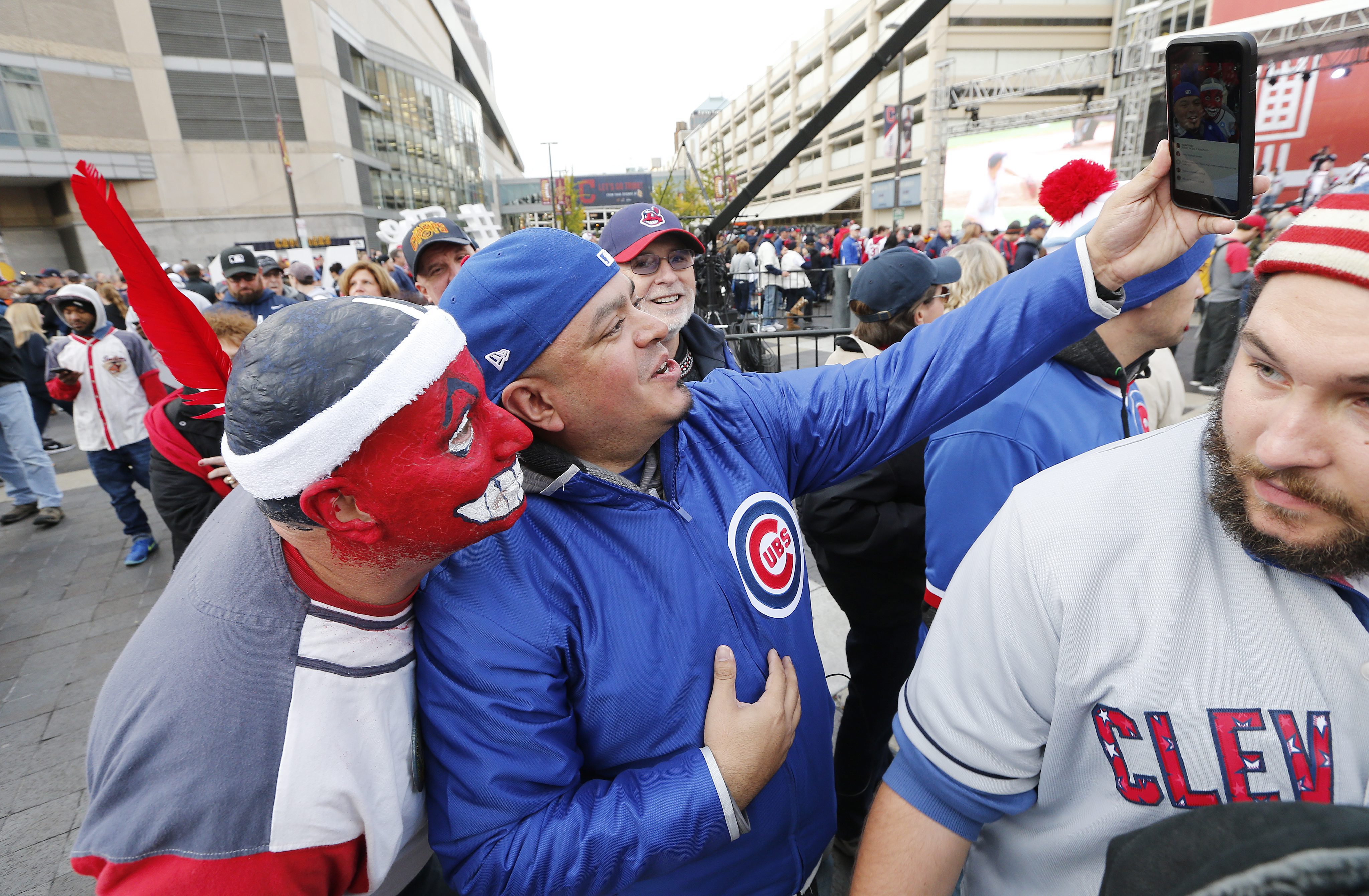 epa05602915 A Cleveland Indians fan (L) and a Chicago Cubs fan (R) outside before the gates opened for game one of the World Series between the Chicago Cubs and the Cleveland Indians at Progressive Field in Cleveland, Ohio, USA, 25 October 2016. The best-of-seven series will be played with games first in Cleveland, then Chicago and back to Cleveland if necessary. EPA/JOHN G. MABANGLO ORG XMIT: MCX019
