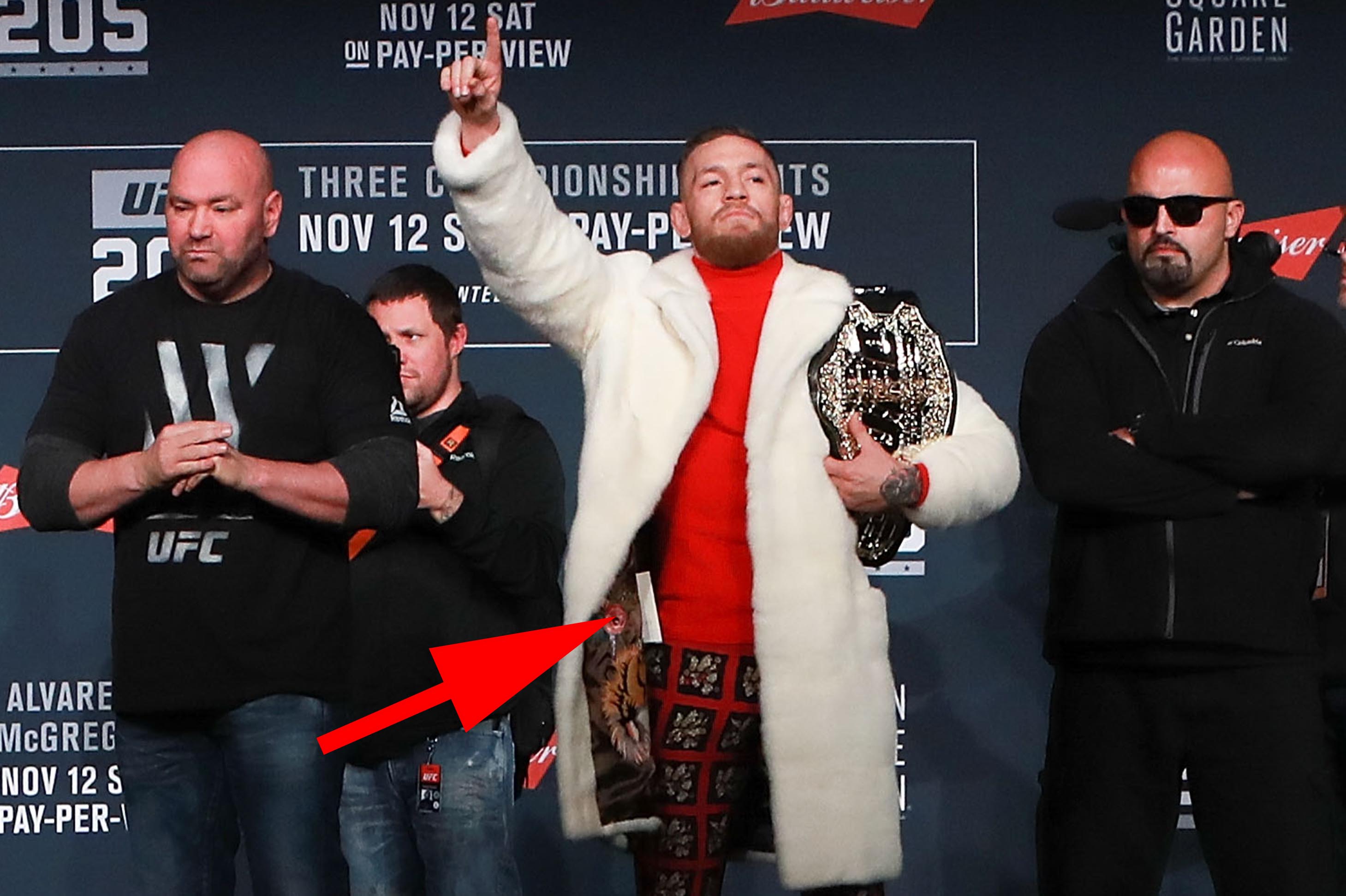 sorg Overskyet forhold Eddie Alvarez makes fun of the tag on Conor McGregor's mink coat: 'I think  he stole it!' | For The Win