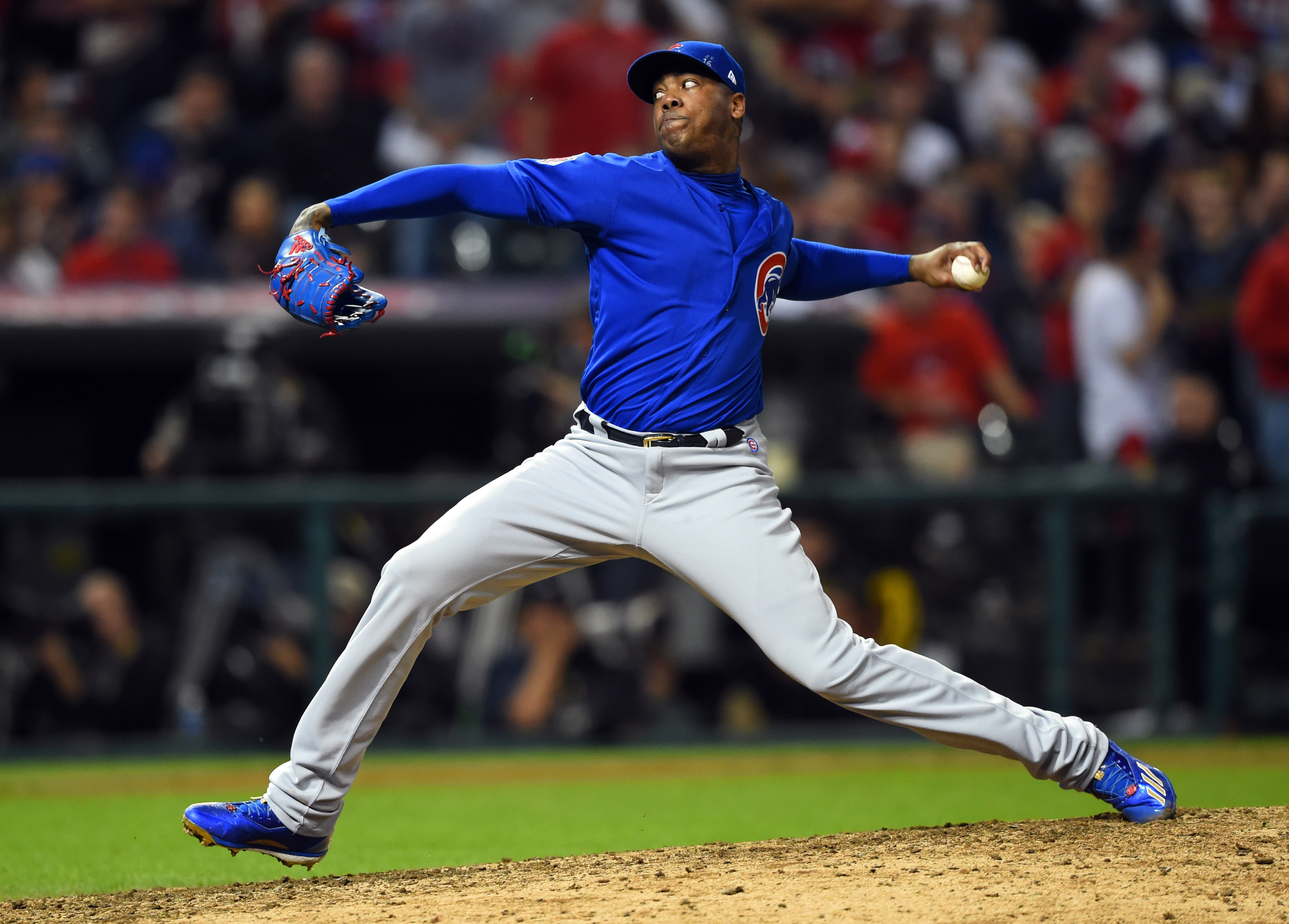 Chicago Cubs relief pitcher AROLDIS CHAMPMAN throws a strike