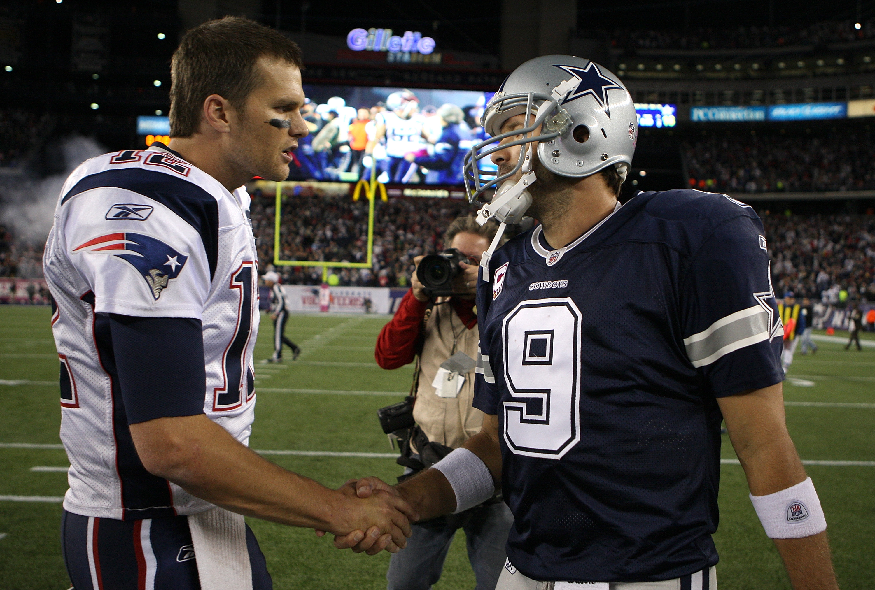 ORG XMIT: 119009034 FOXBORO, MA - OCTOBER 16: Tom Brady #12 of the New England Patriots shakes hands with Tony Romo #9 of the Dallas Cowboys at Gillette Stadium on October 16, 2011 in Foxboro, Massachusetts. The Patriots won 20-16. (Photo by Jim Rogash/Getty Images) ORIG FILE ID: 129390376