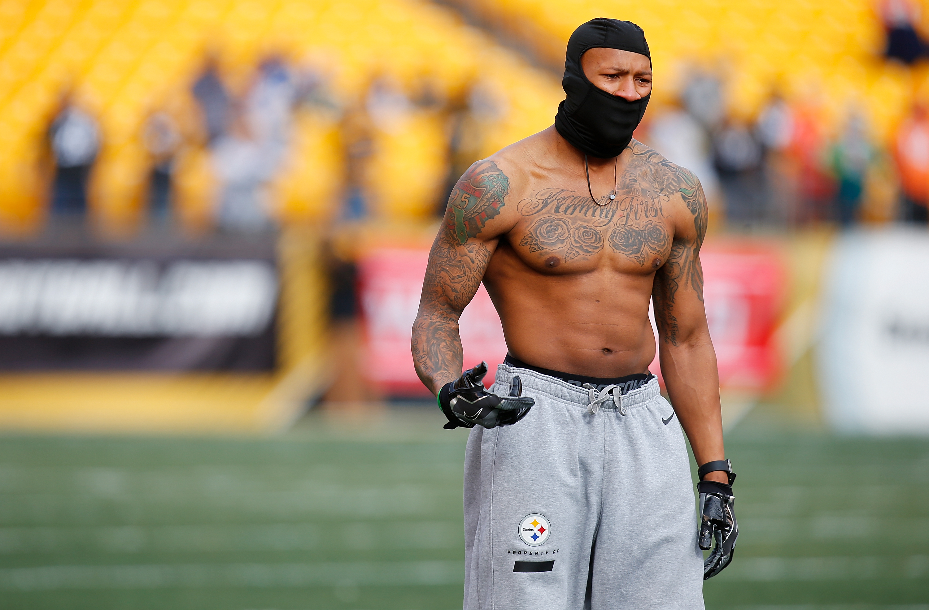 Steelers' Shazier warms up shirtless in subfreezing temperatures