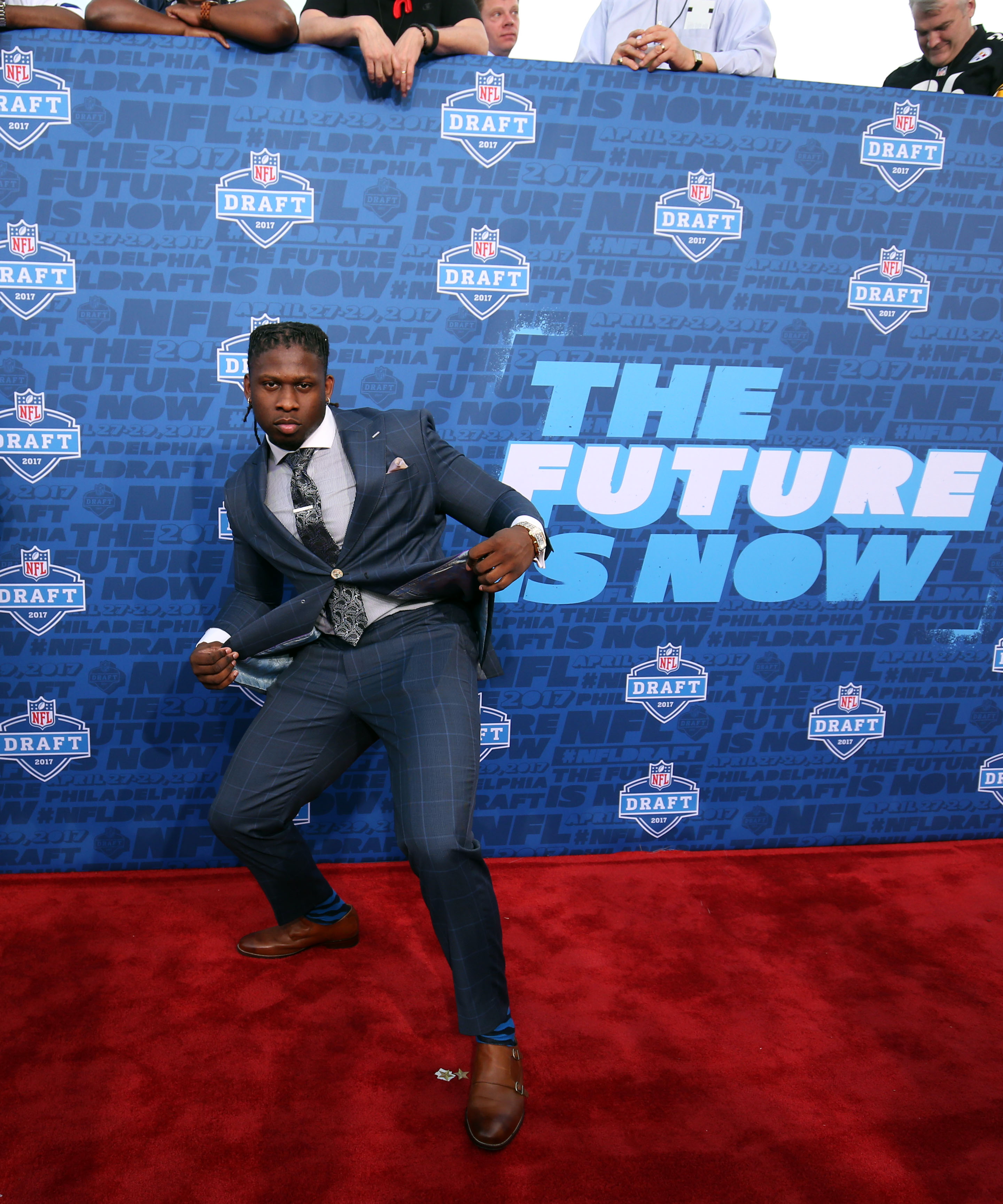 Ezekiel Elliott Turns Heads On NFL Draft Red Carpet With Crop Top  Button-Down Shirt