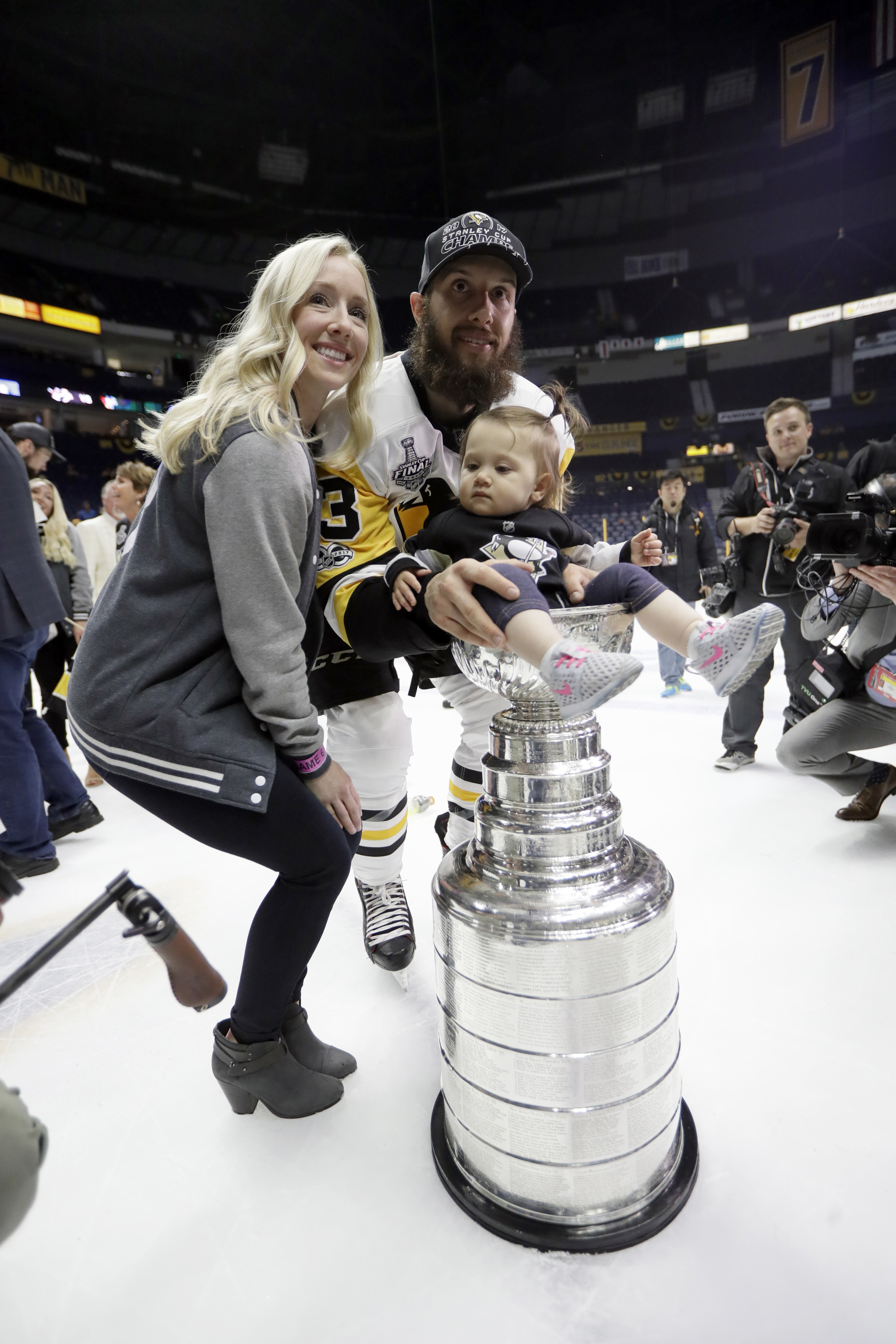Penguins players celebrate Stanley Cup with adorable photos of kids in the  trophy