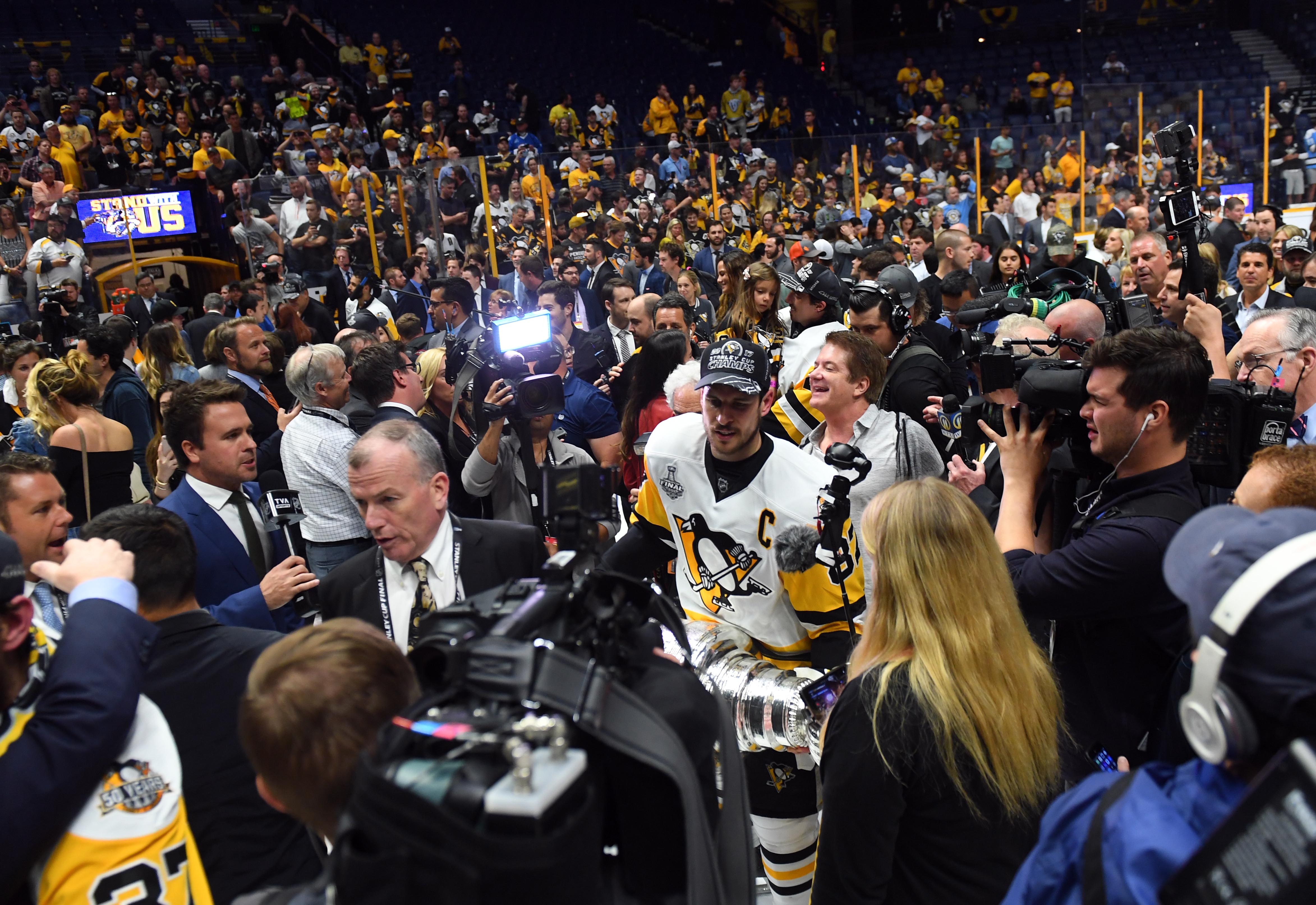 10 Amazing Pictures From The Pittsburgh Penguins Stanley Cup Win | For ...