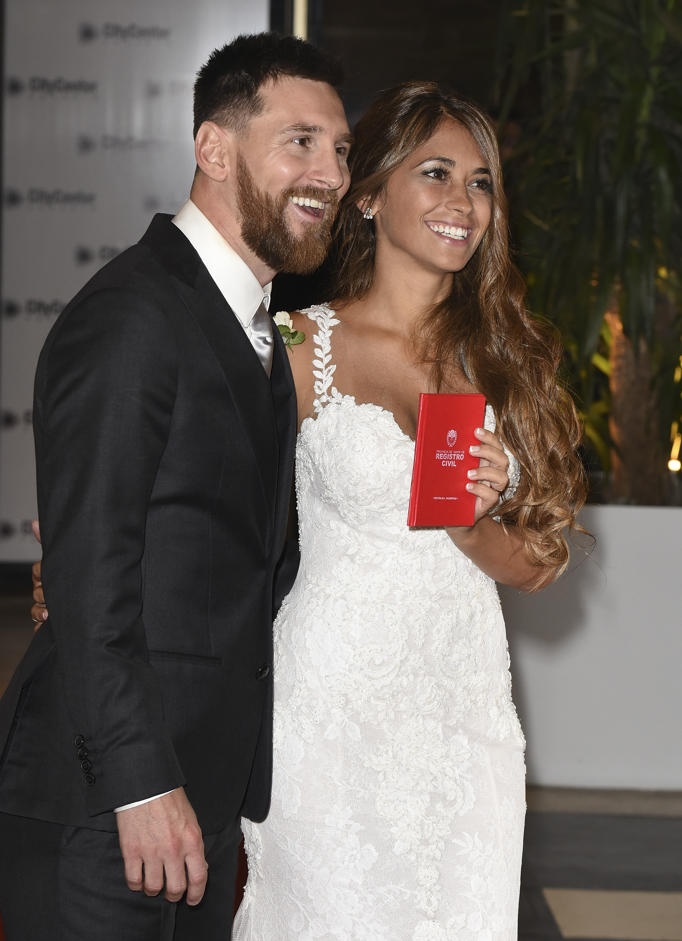 Lionel Messi married his childhood sweetheart, and the photos are ...