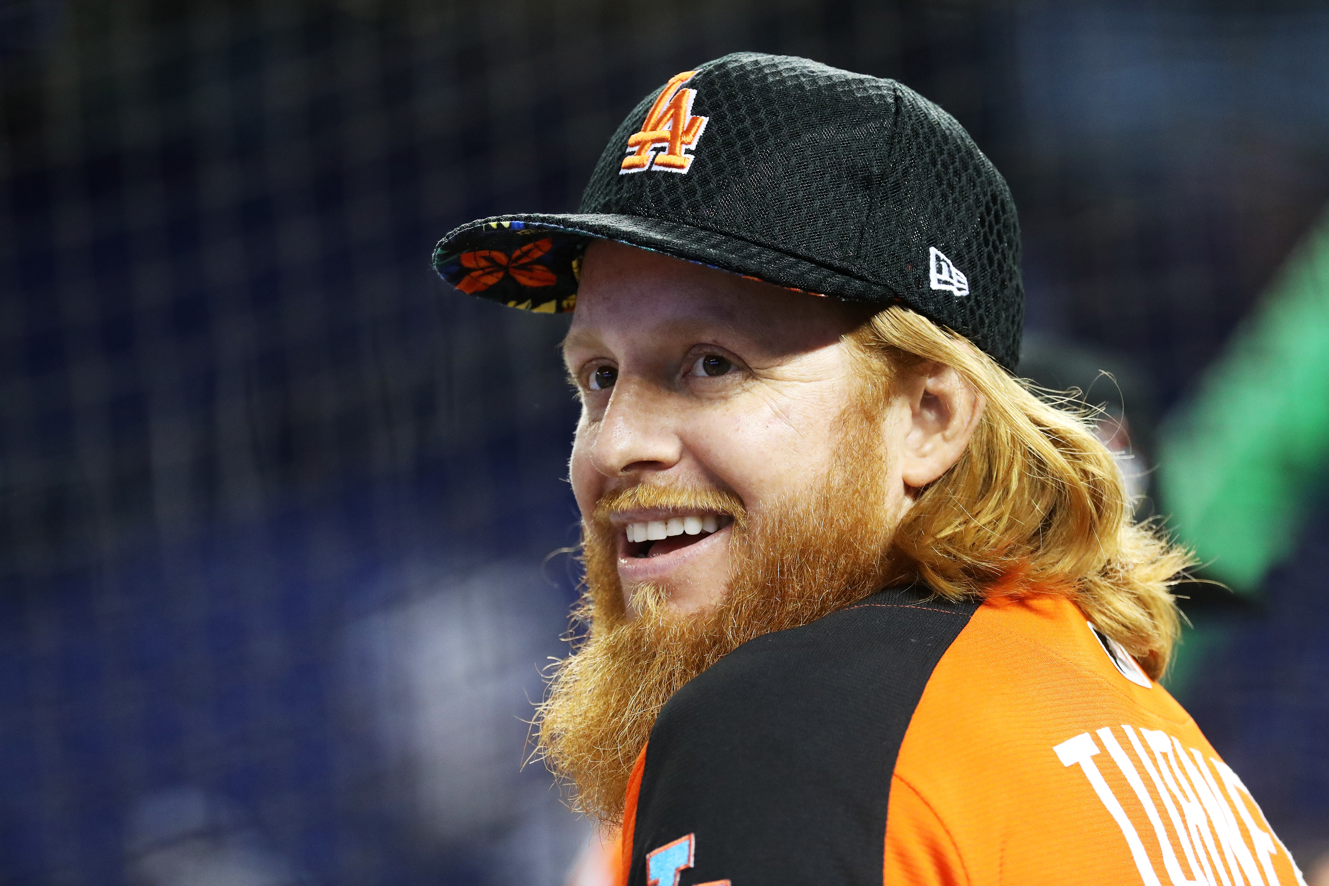 Dodgers' Justin Turner goes casual as his wife dons a rob for a