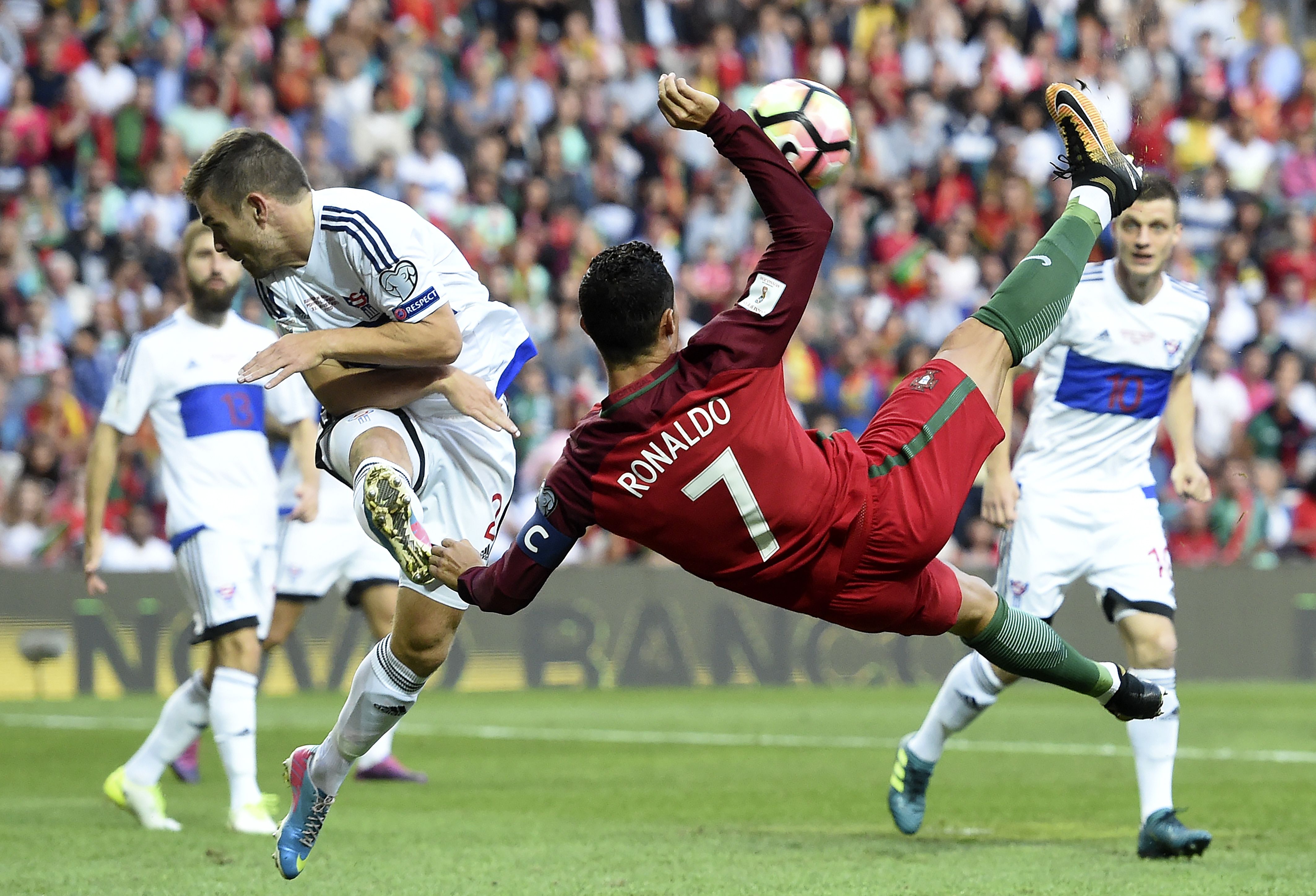 let-s-all-take-a-moment-to-admire-ronaldo-s-scissor-kick-goal-for-the-win