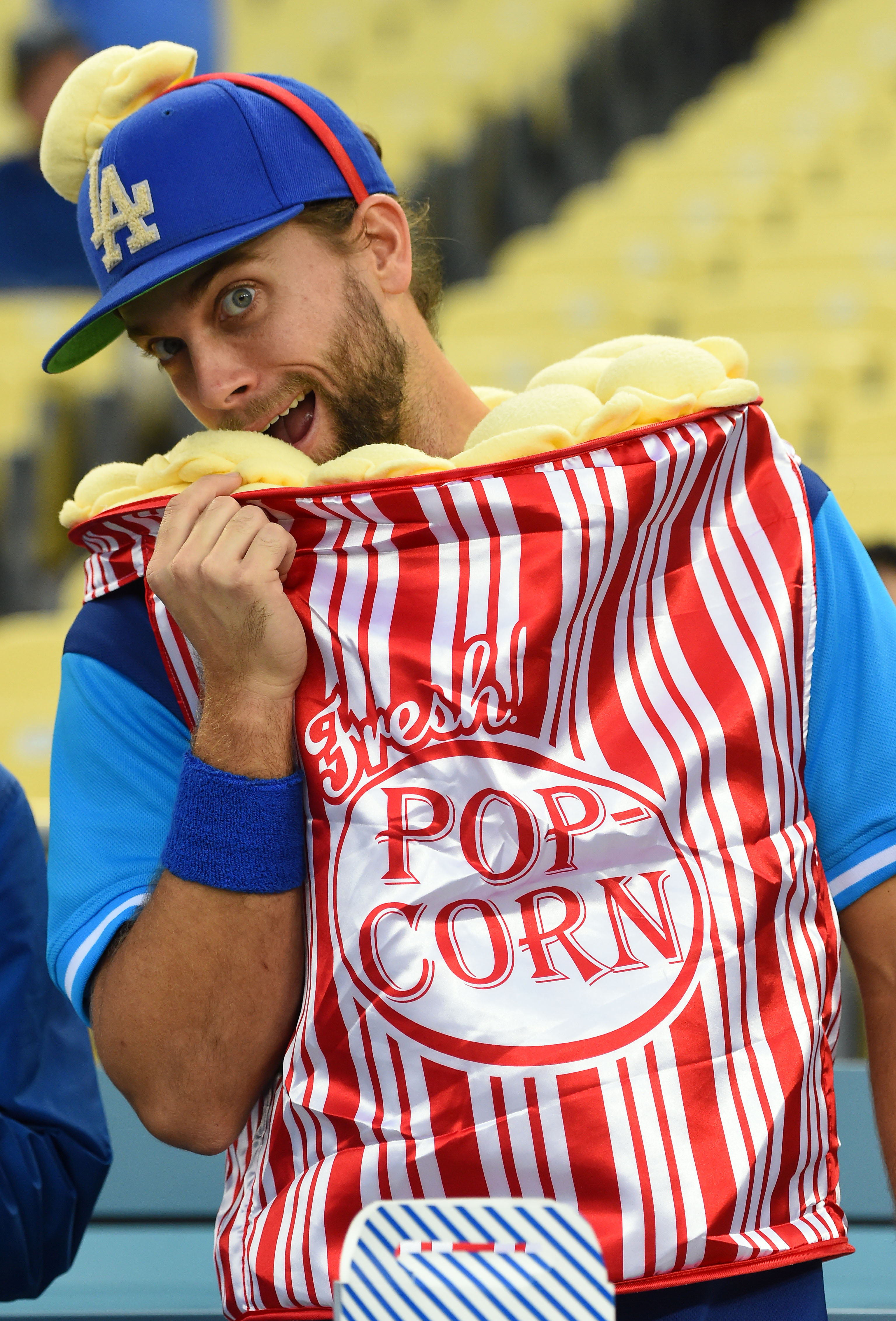 11 fantastic photos of fans in costumes at World Series on Halloween