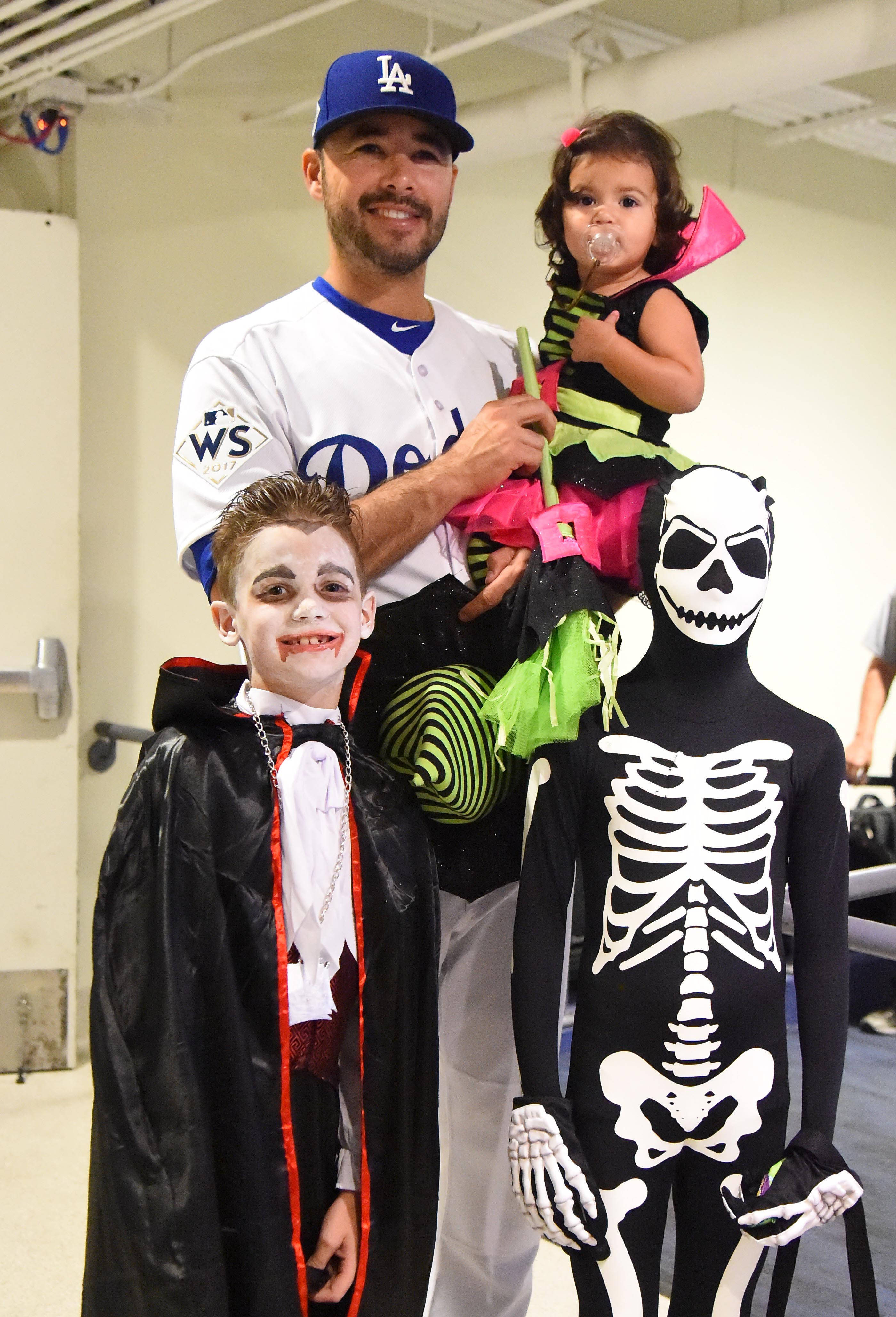 11 fantastic photos of fans in costumes at World Series on Halloween