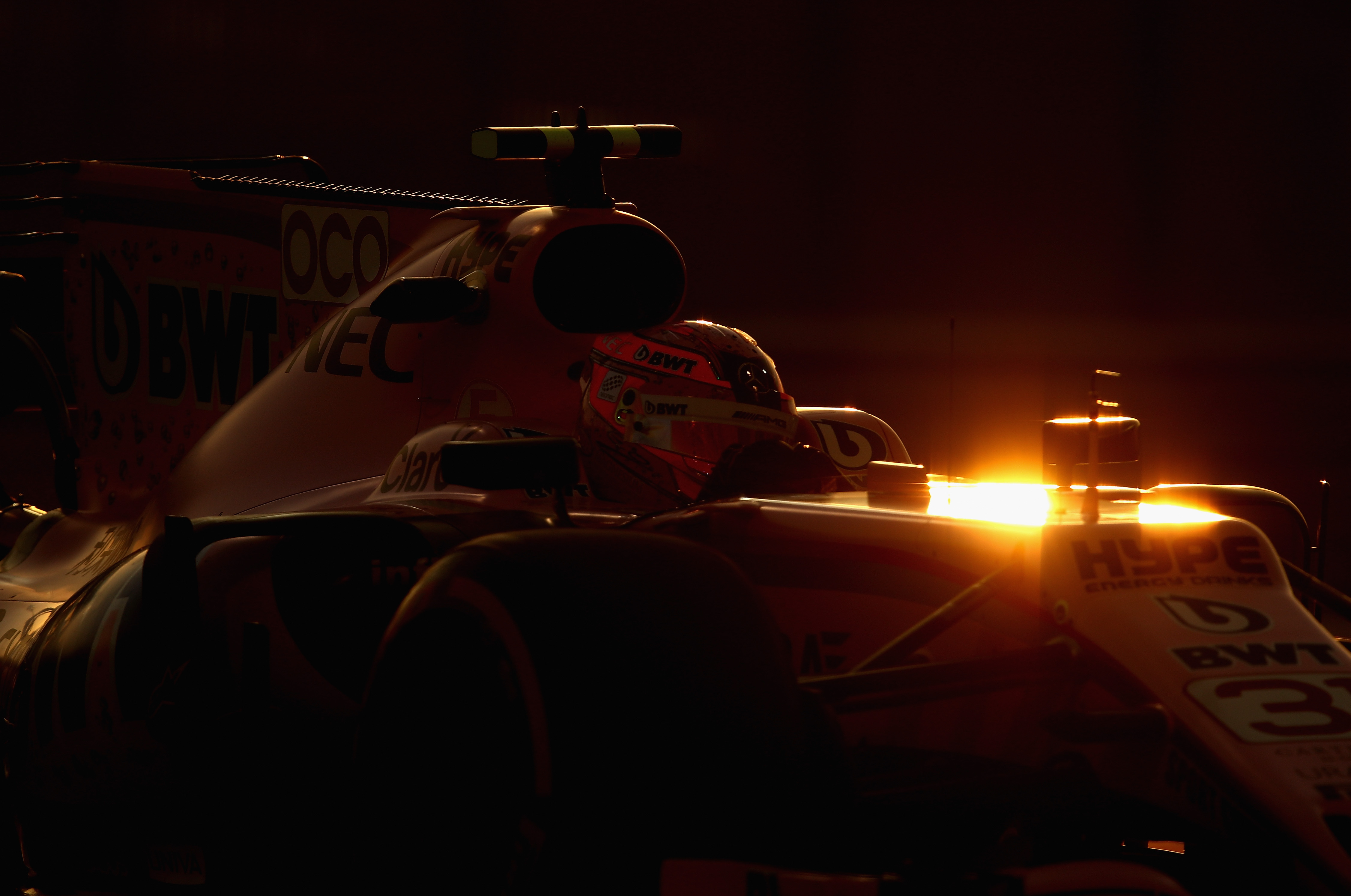 9 stunning photos of F1 cars driving in the desert at sunset