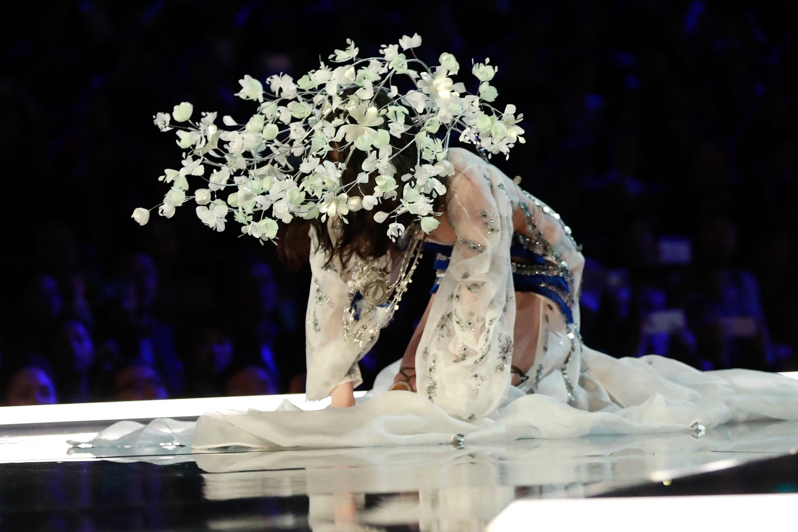 See the cringeworthy moment a Victoria’s Secret model falls on the ...