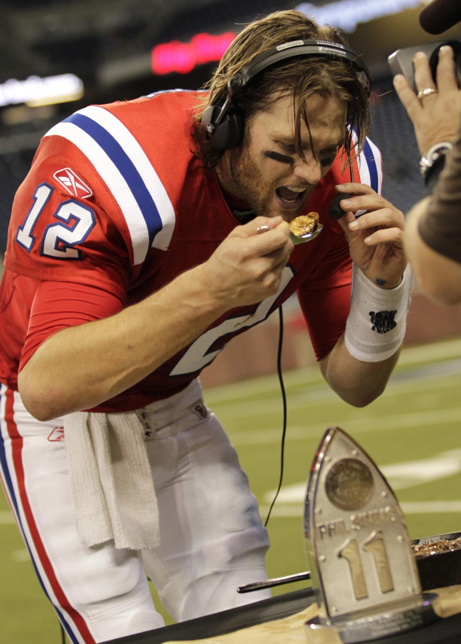 Celebrate Thanksgiving with these NFL players eating turkey