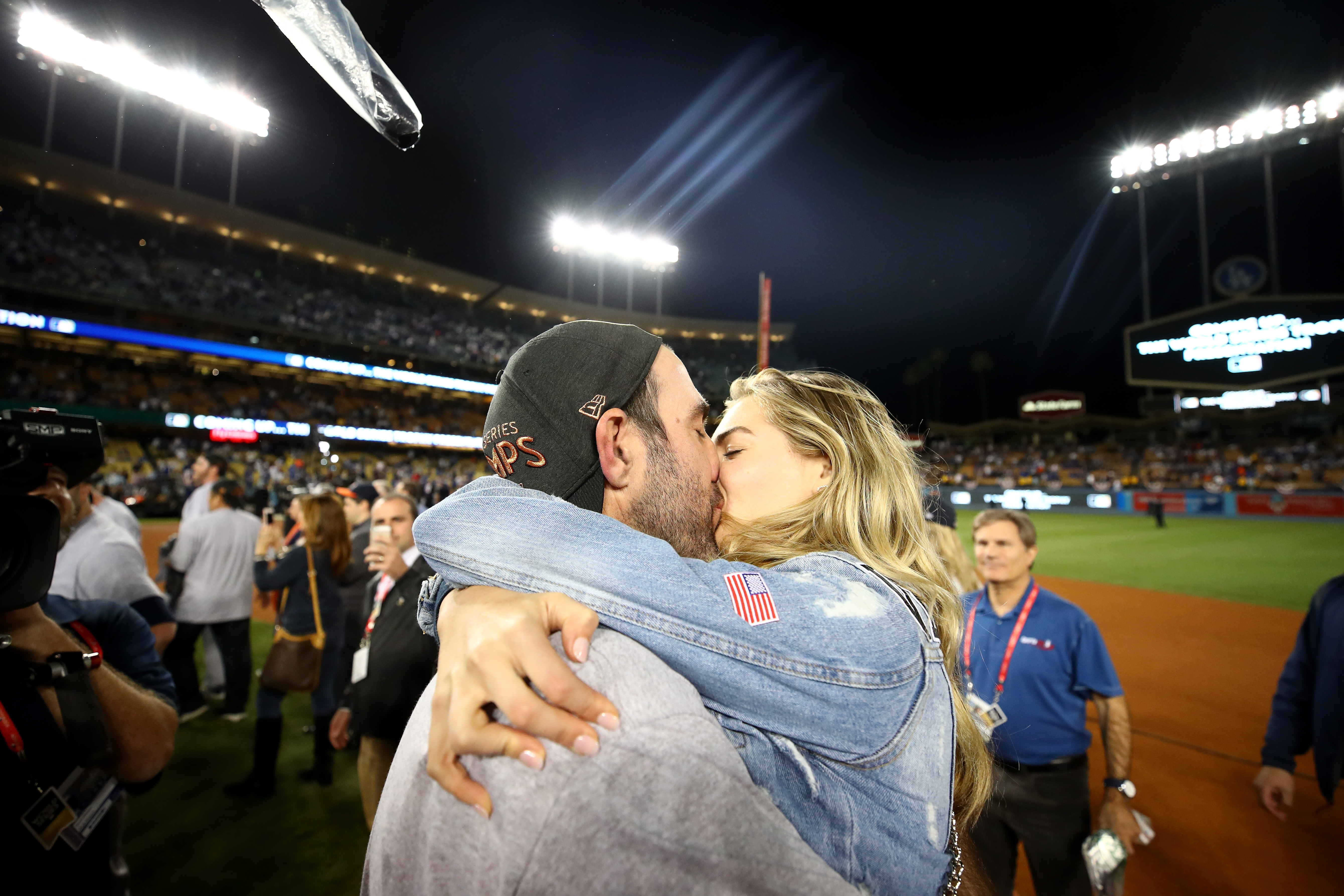 Kate Upton kisses Justin Verlander after Astros win World Series