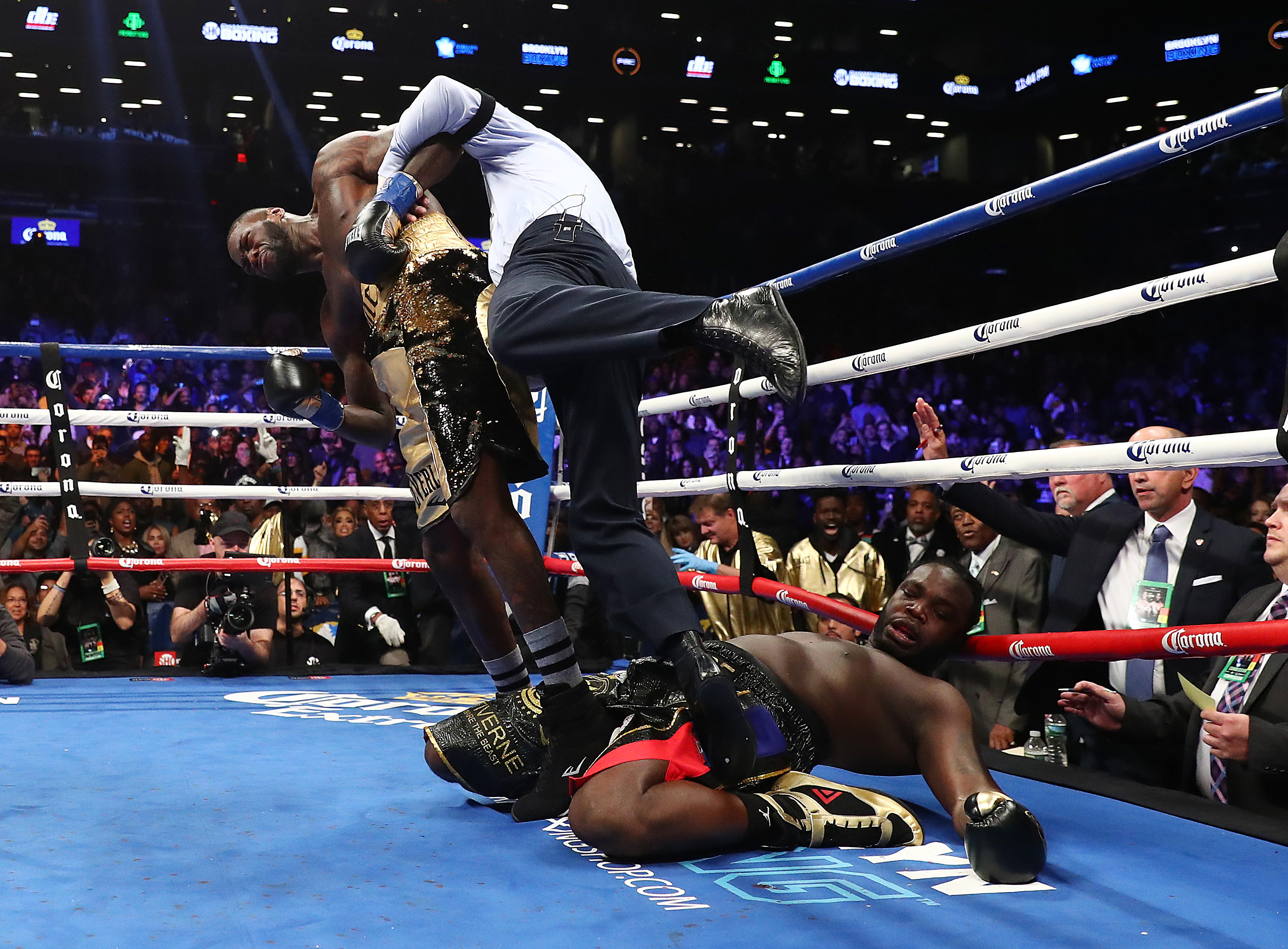 Deontay Wilder knocks opponent out cold with a bonecrushing first