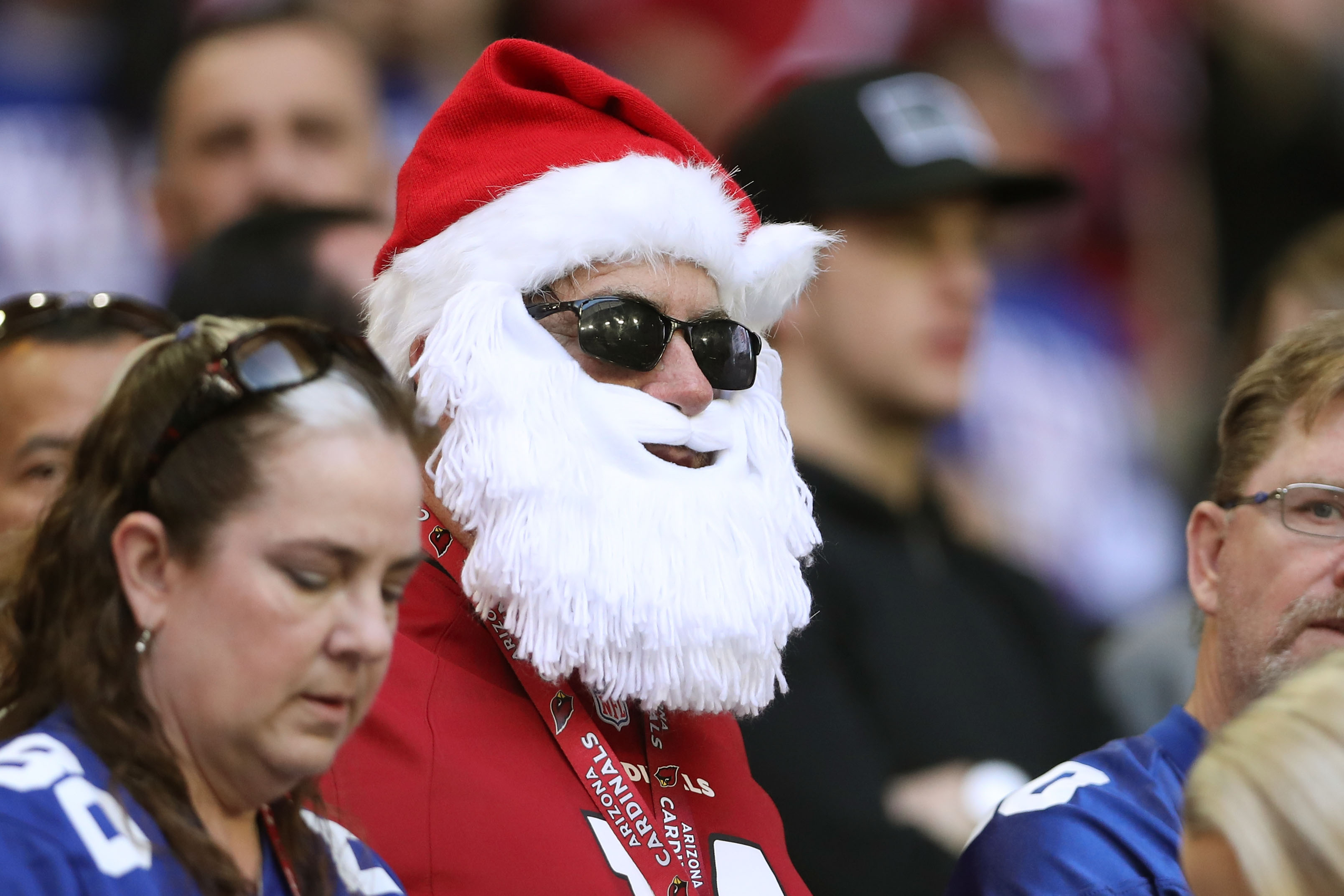 14 photos of Santa Claus cheering on his favorite pro sports teams