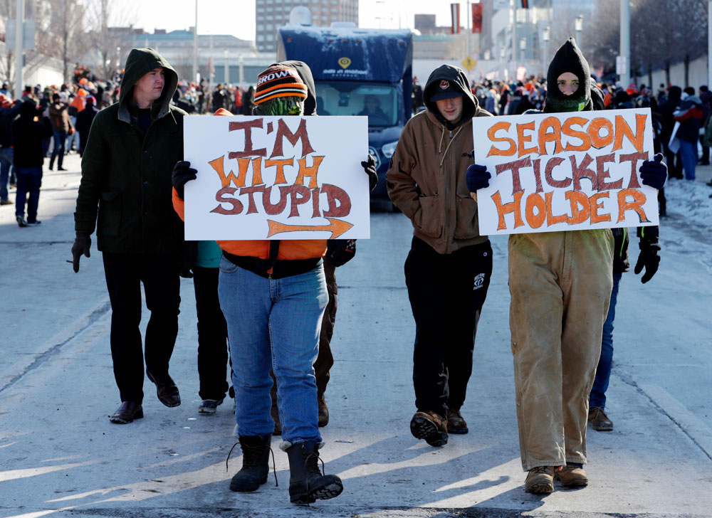 Browns fans brought hilarious and depressing signs to sad 0-16 parade