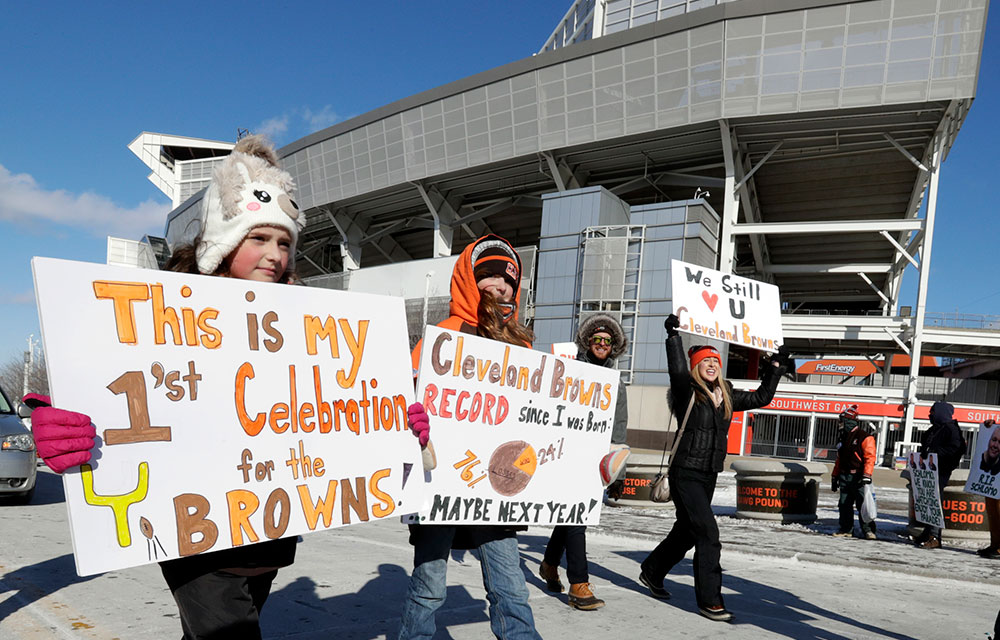 Cleveland Browns Perfect Season Parade draws thousands in negative wind  chills 