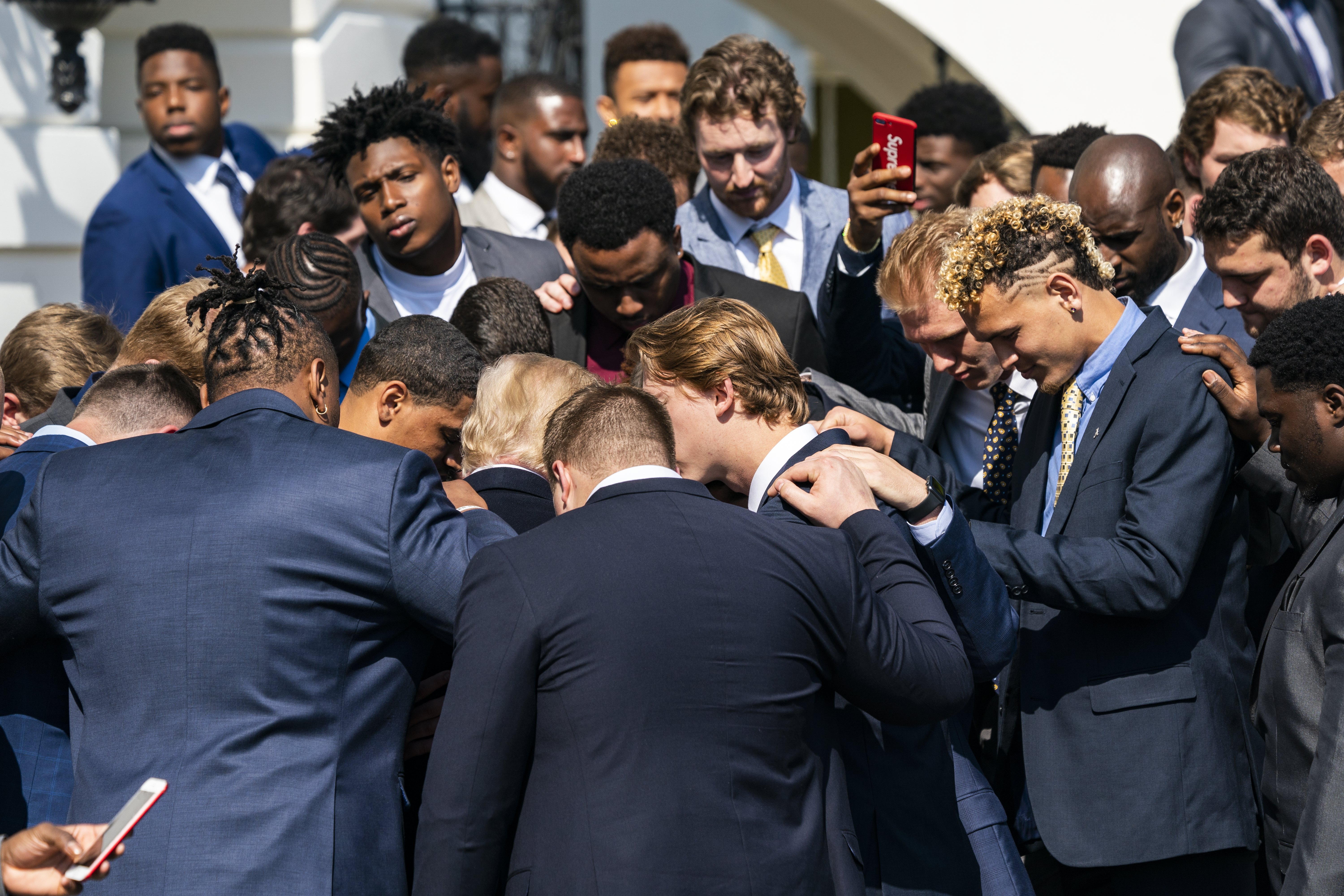 President Trump welcomes Alabama Crimson Tide, NCAA football champs, to  White House - CBS News