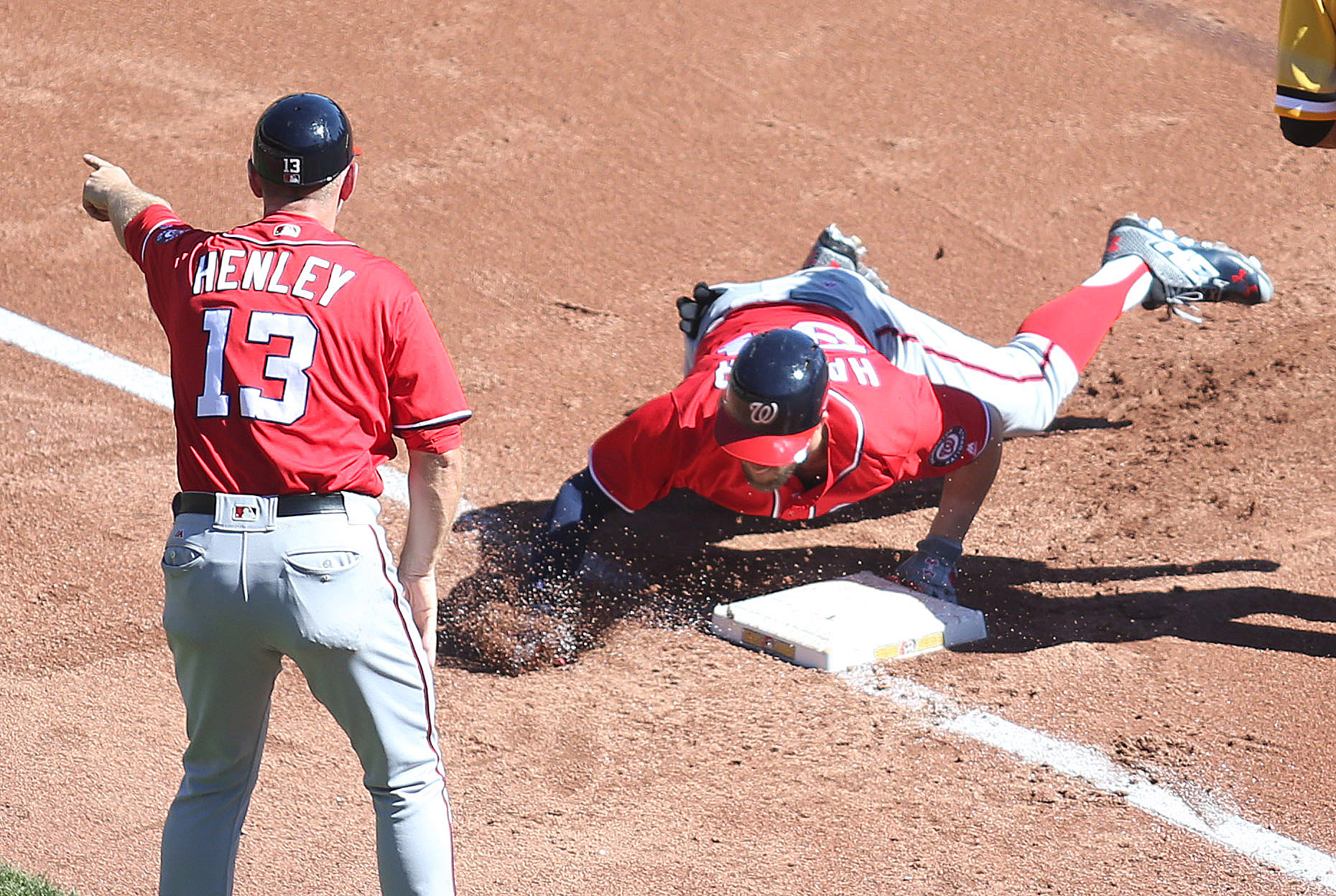 SF@WSH: Harper injures knee slipping on first base 
